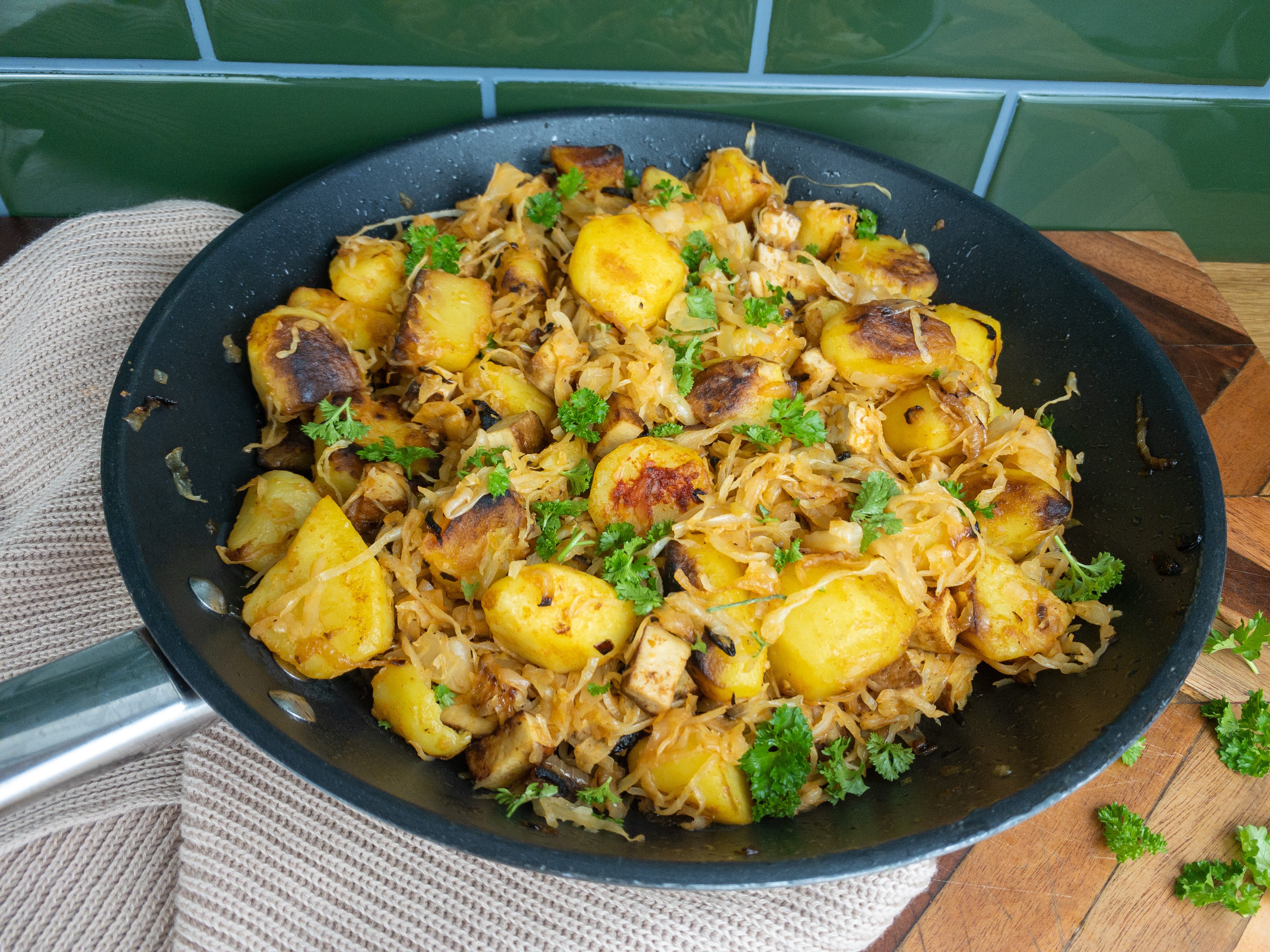 Rezept Serviervorschlag Sauerkrautpfanne mit Kartoffeln