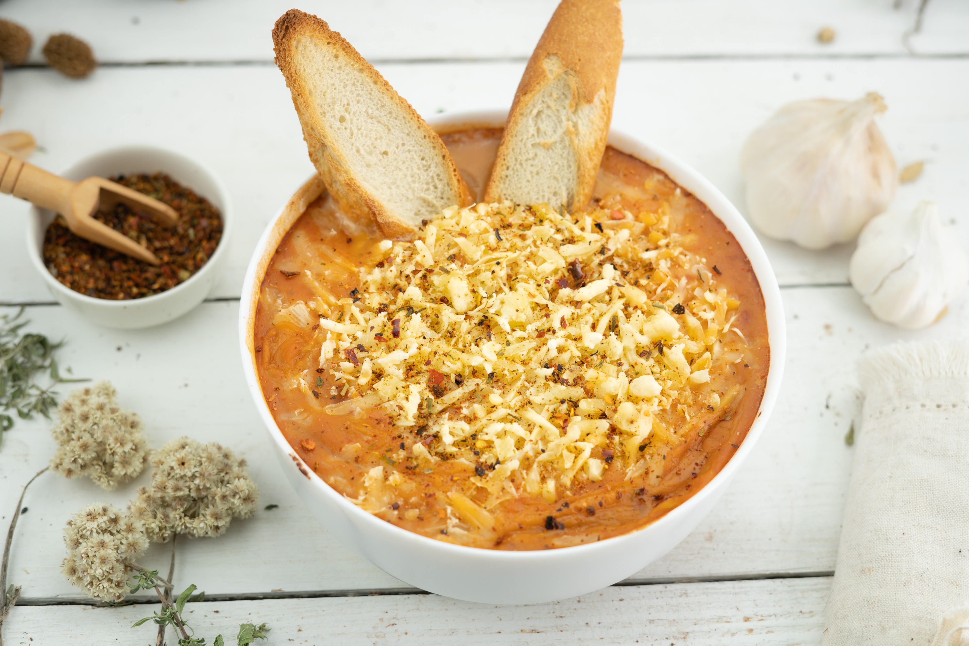 Rezept Serviervorschlag Mexikanischer Bohnendip mit Salsa und Käse 