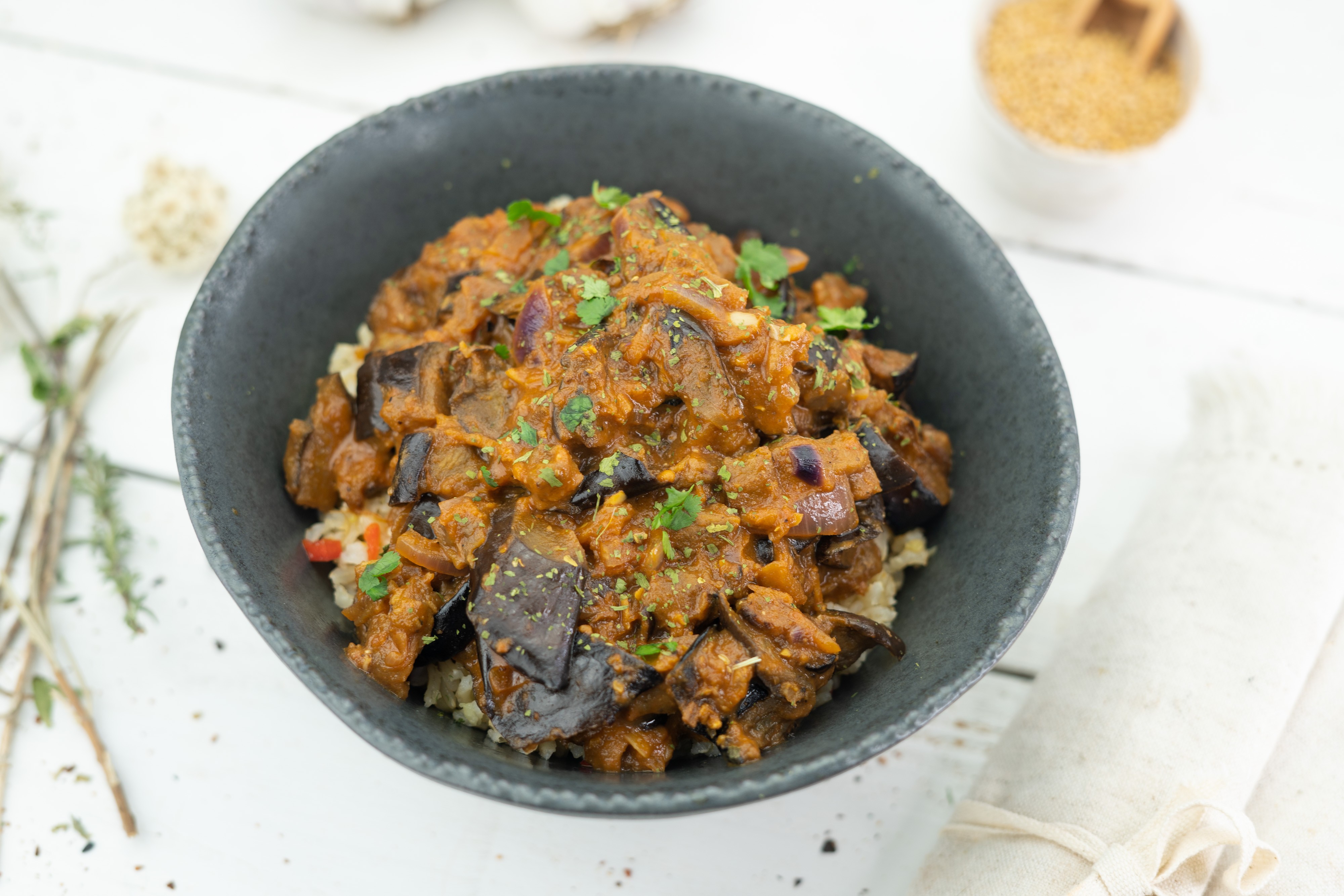 Rezept Serviervorschlag Indisches Brinjal Bhaji Curry mit Knoblauchreis