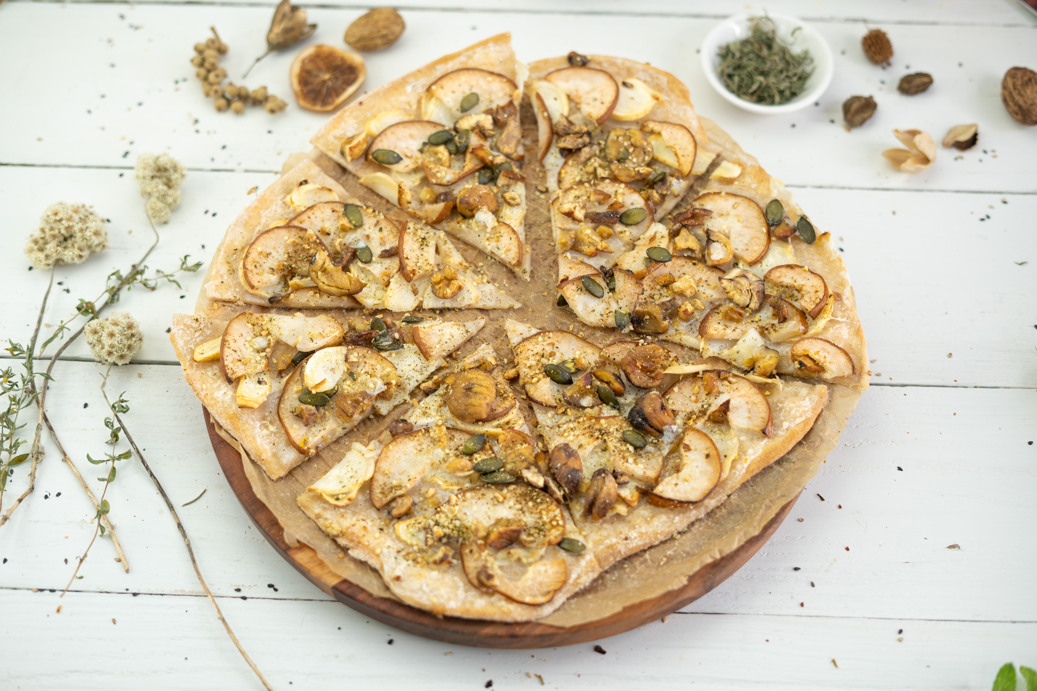 Rezept Serviervorschlag Birnen - Flammkuchen mit Pastinaken und Kastanien