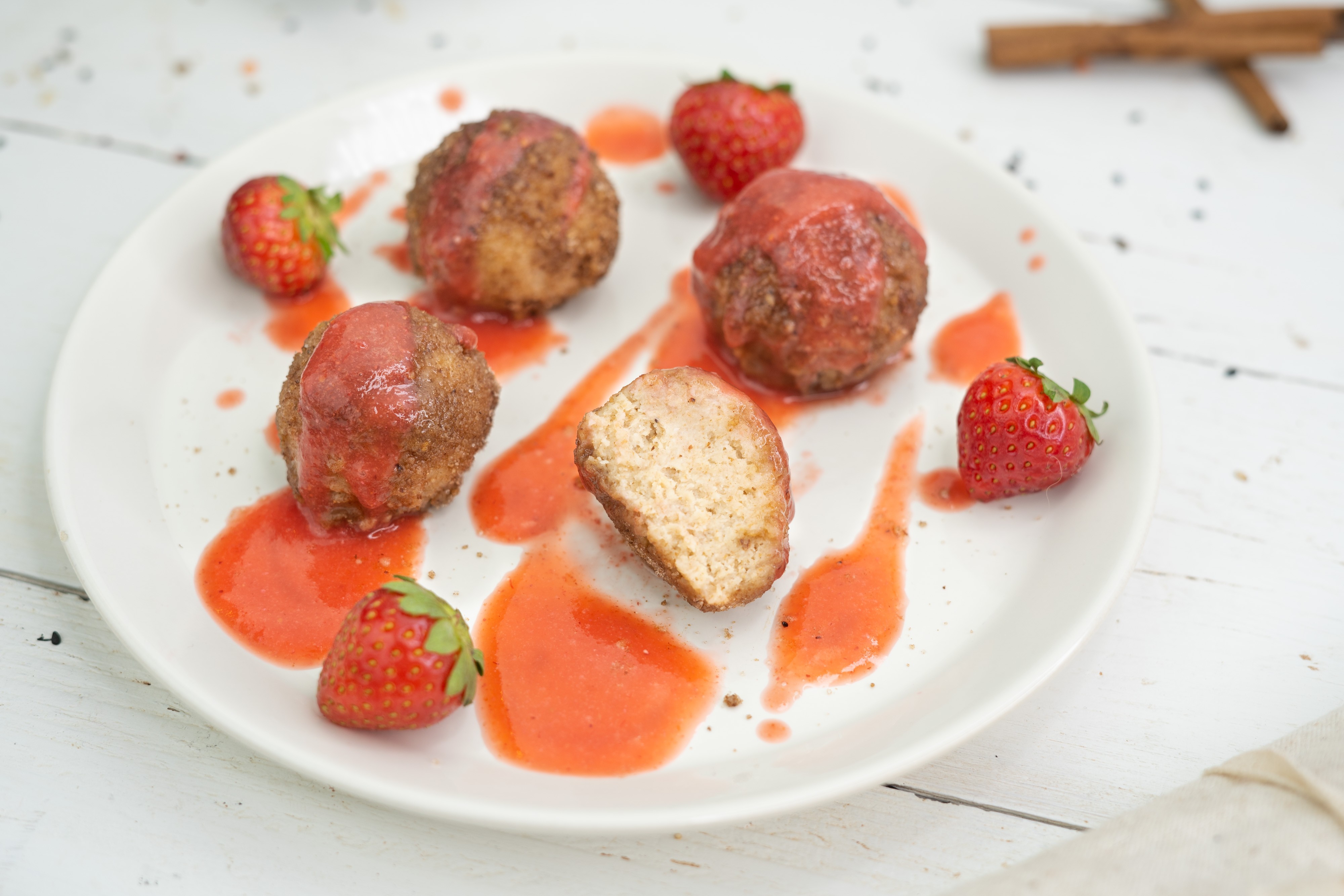 Rezept Serviervorschlag Gesündere Topfenknödel mit Erdbeersauce