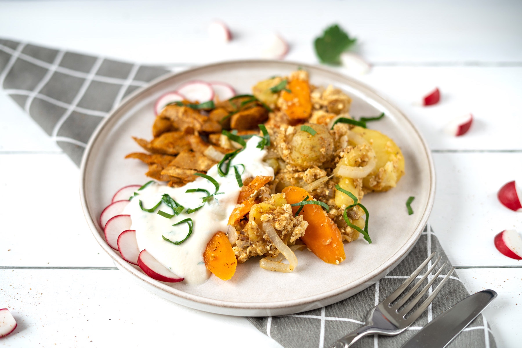 Rezept Serviervorschlag Tiroler Gröstl mit Kartoffeln, Tofu und veganem Hühnchen