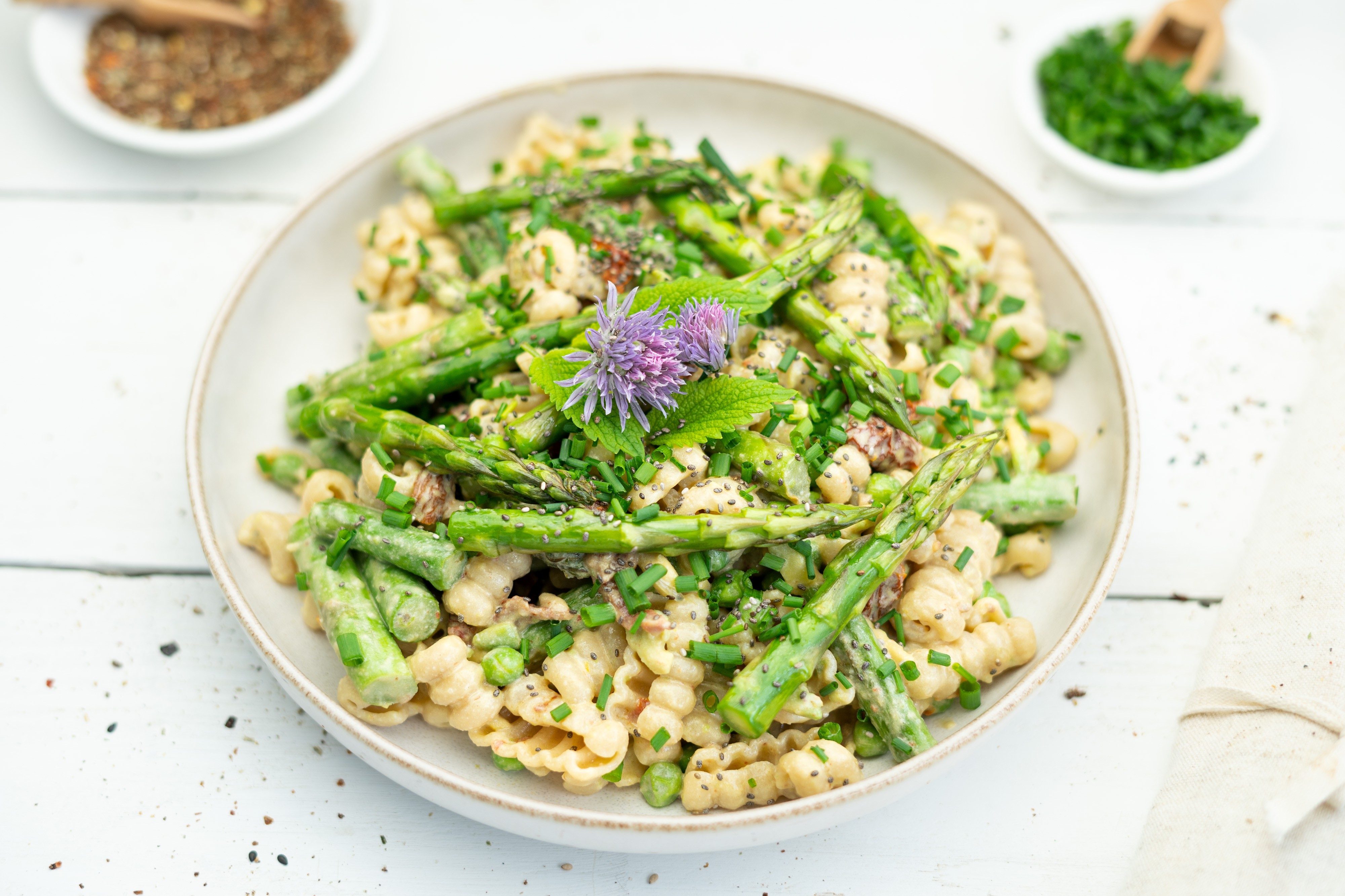 Rezept Serviervorschlag Cremiger Nudel Spargel Salat mit getrockneten Tomaten