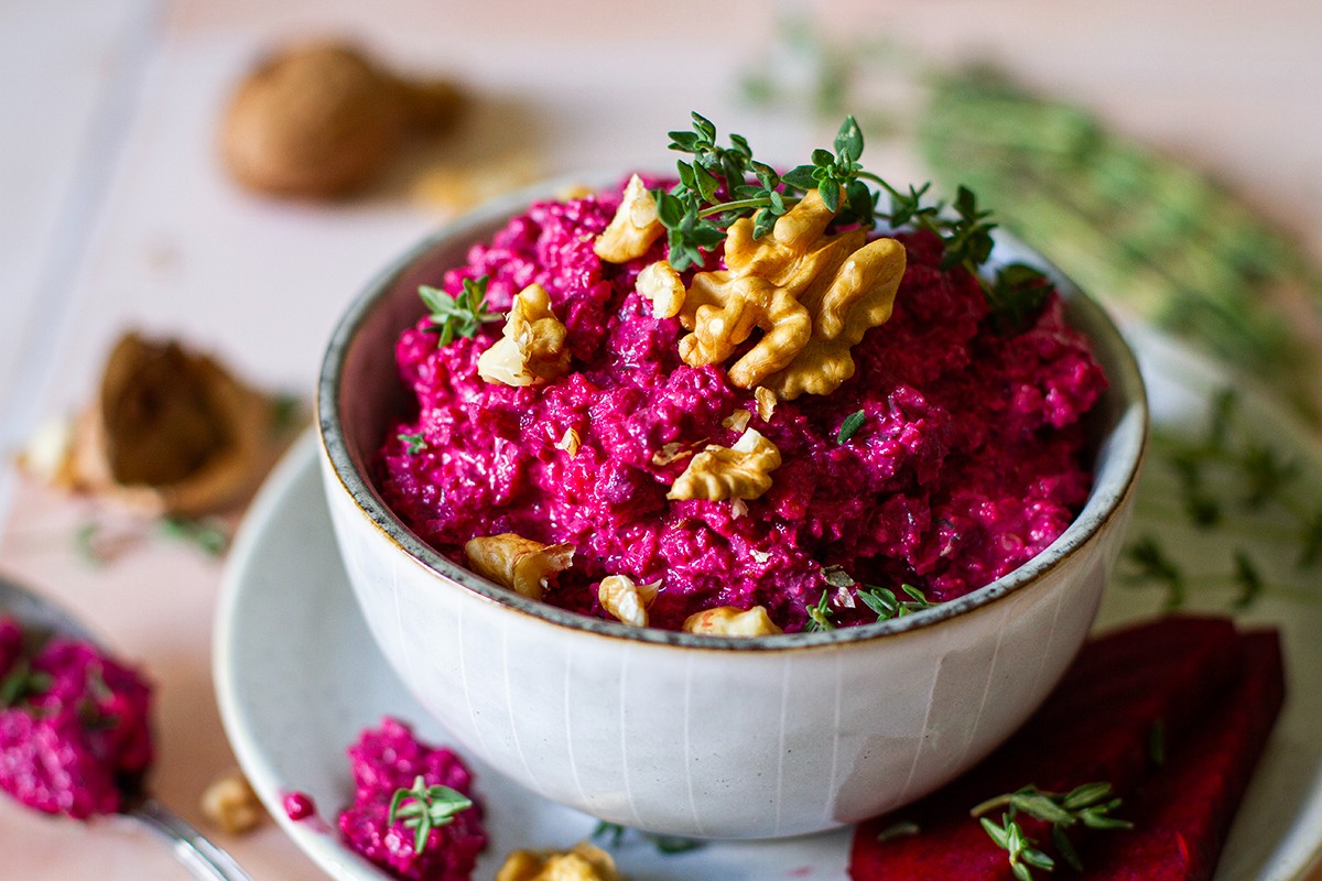 Rezept Serviervorschlag Rote-Bete-Walnuss-Pesto mit frischem Thymian