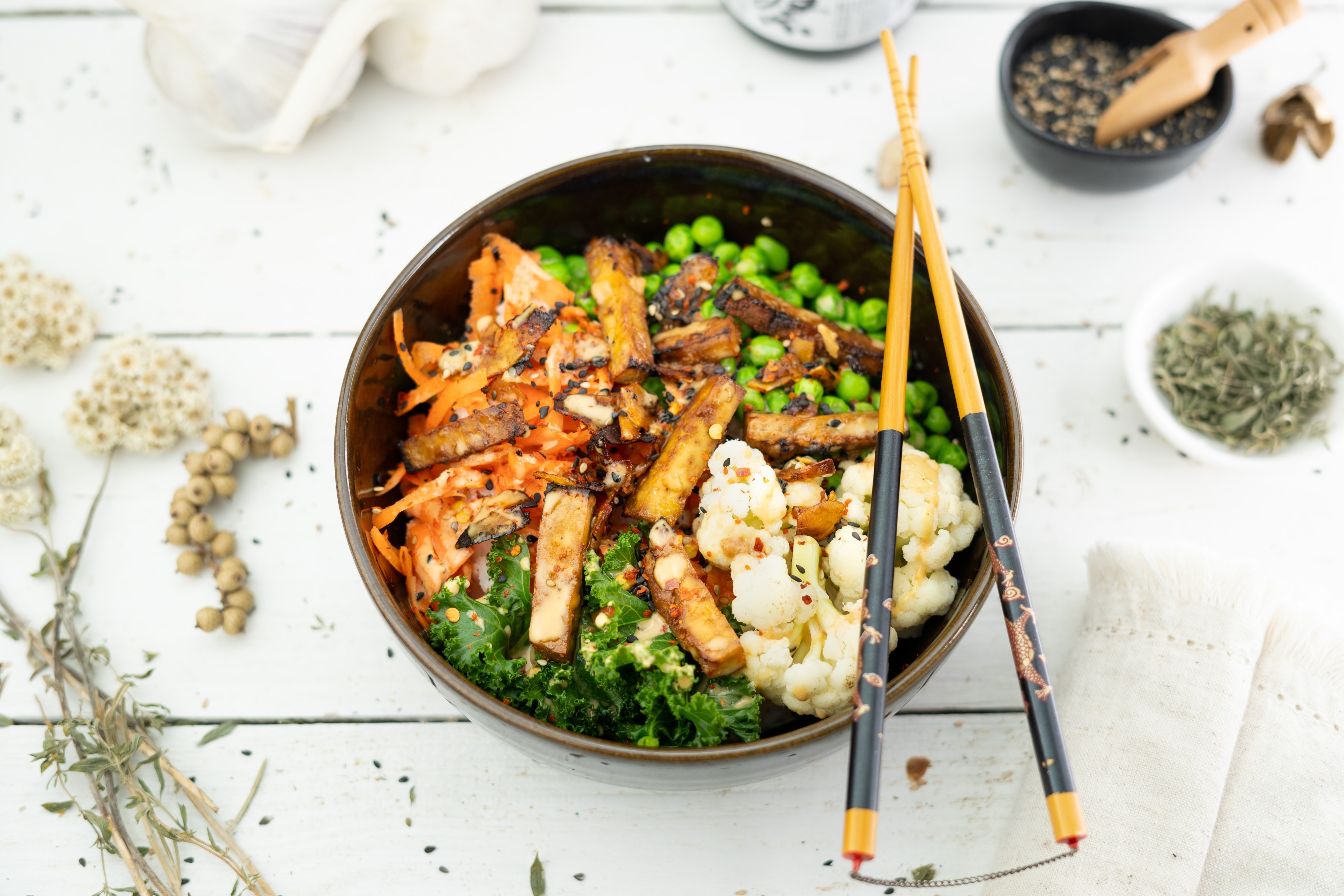 Rezept Serviervorschlag Bowl mit Tofu, Blumenkohl und Karotten