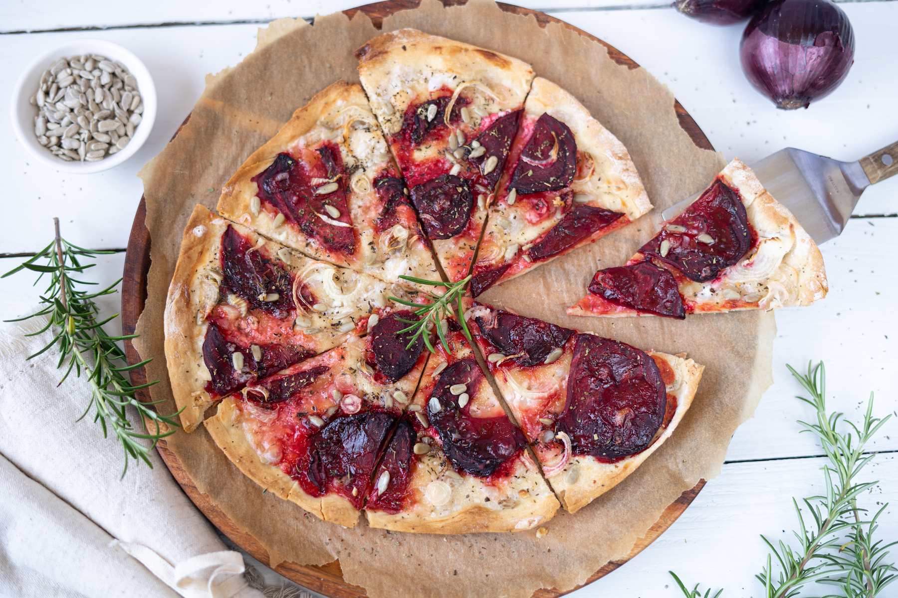 Rezept Serviervorschlag Rote Bete Flammkuchen mit Feta Käse