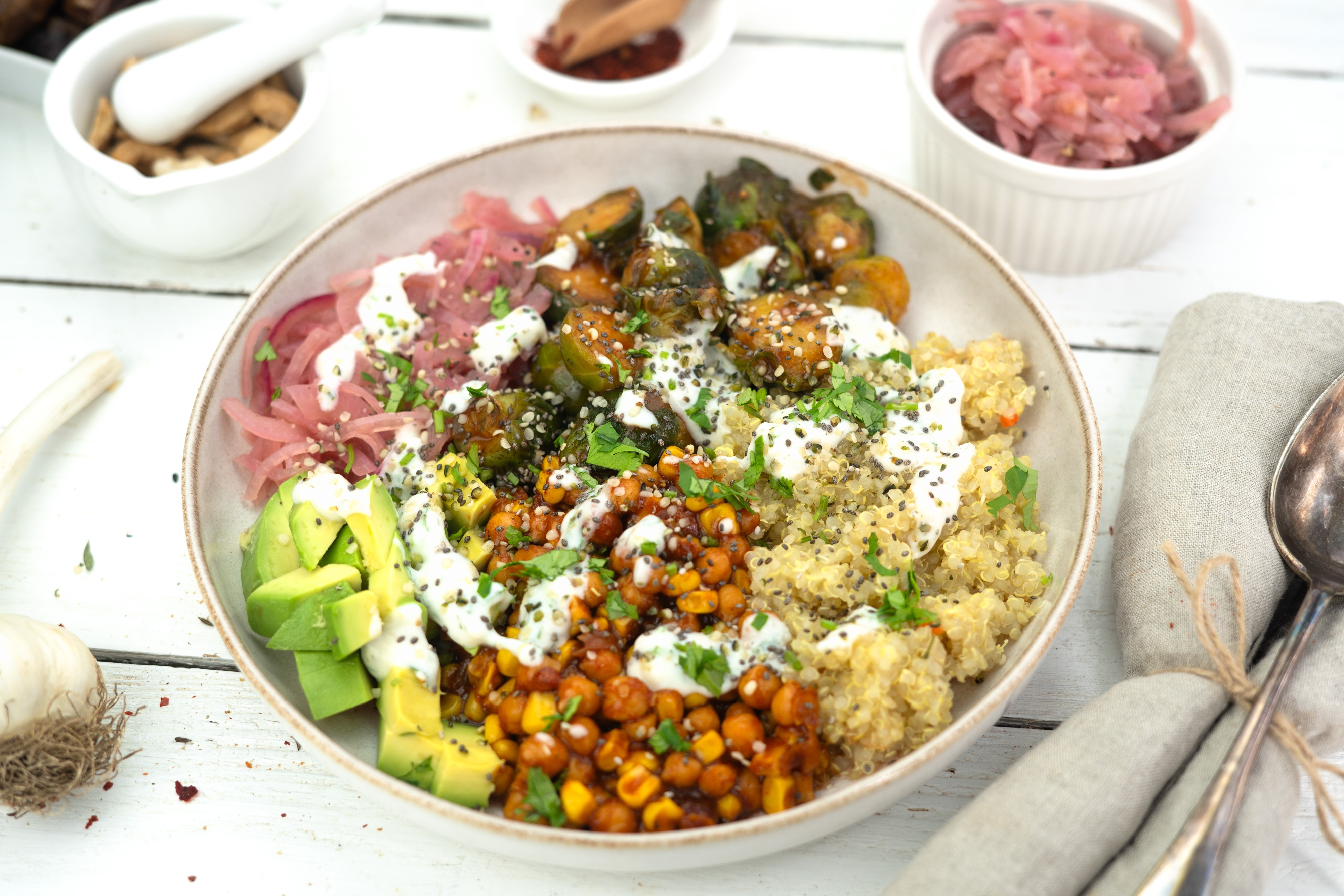 Rezept Serviervorschlag Quinoa Bowl mit Kichererbsen & Kohlsprossen 