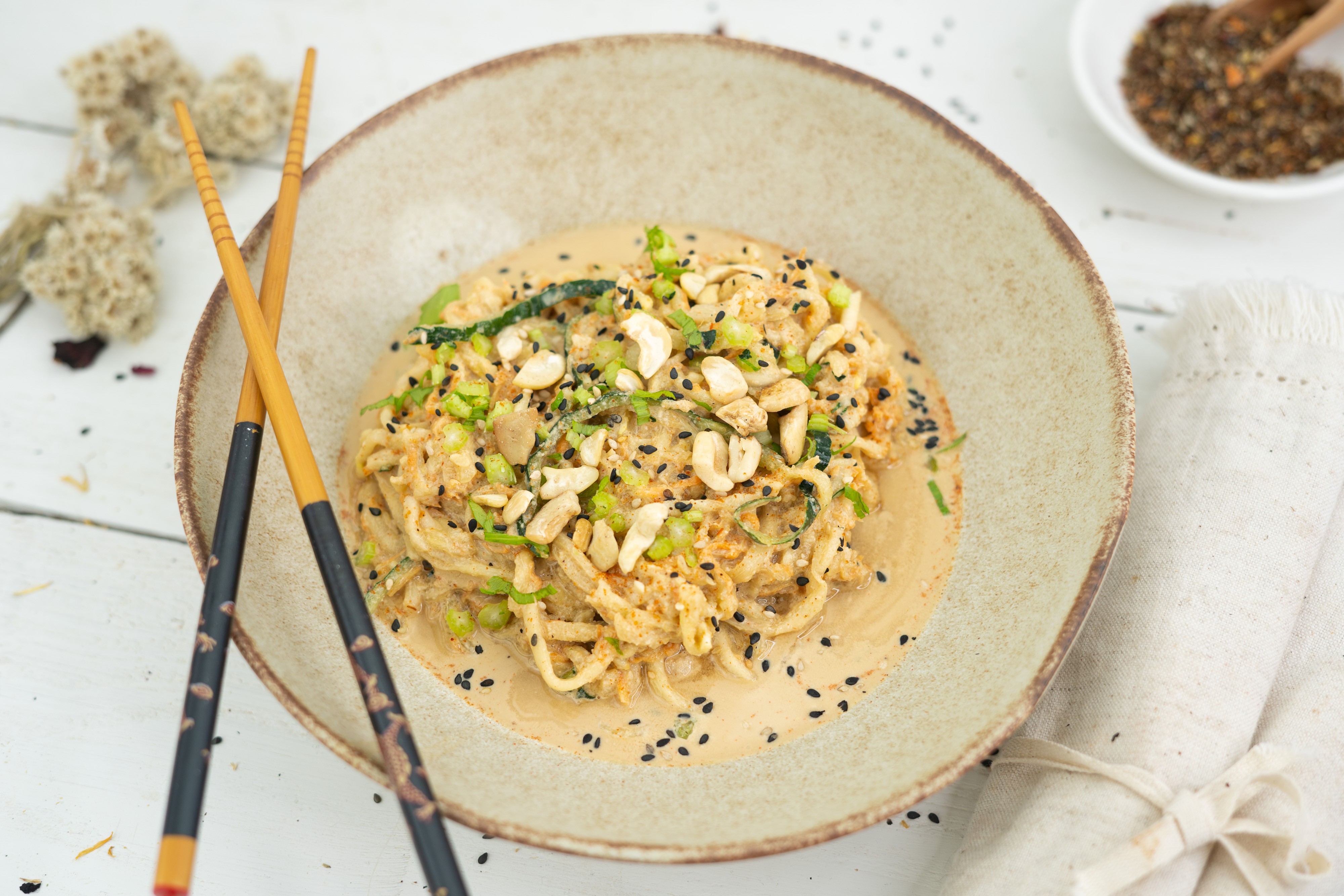 Rezept Serviervorschlag Würzige Zoodeln in Tahini Ingwer Sauce