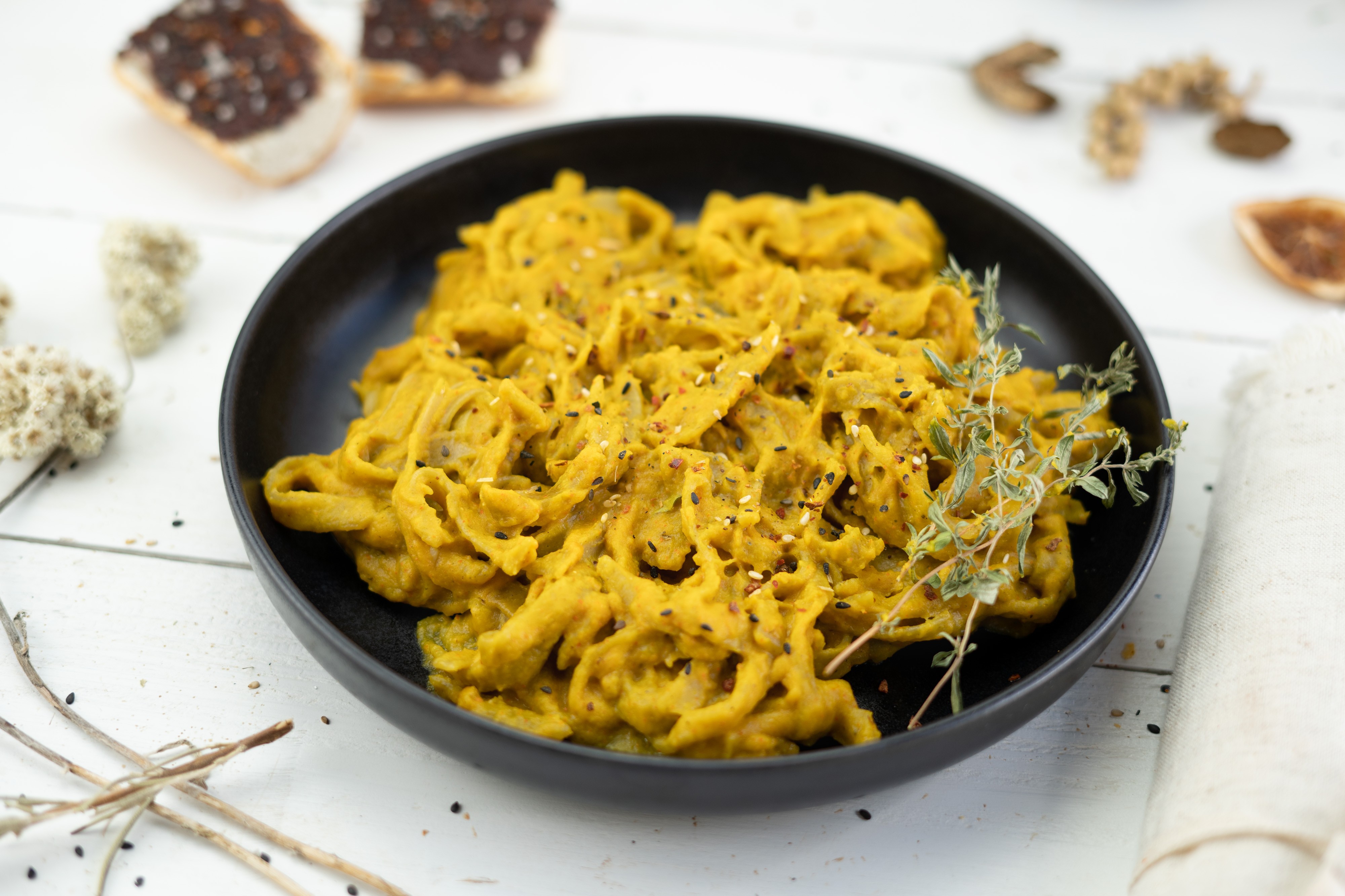 Rezept Serviervorschlag One Pot Kürbispasta mit frischen Kräutern