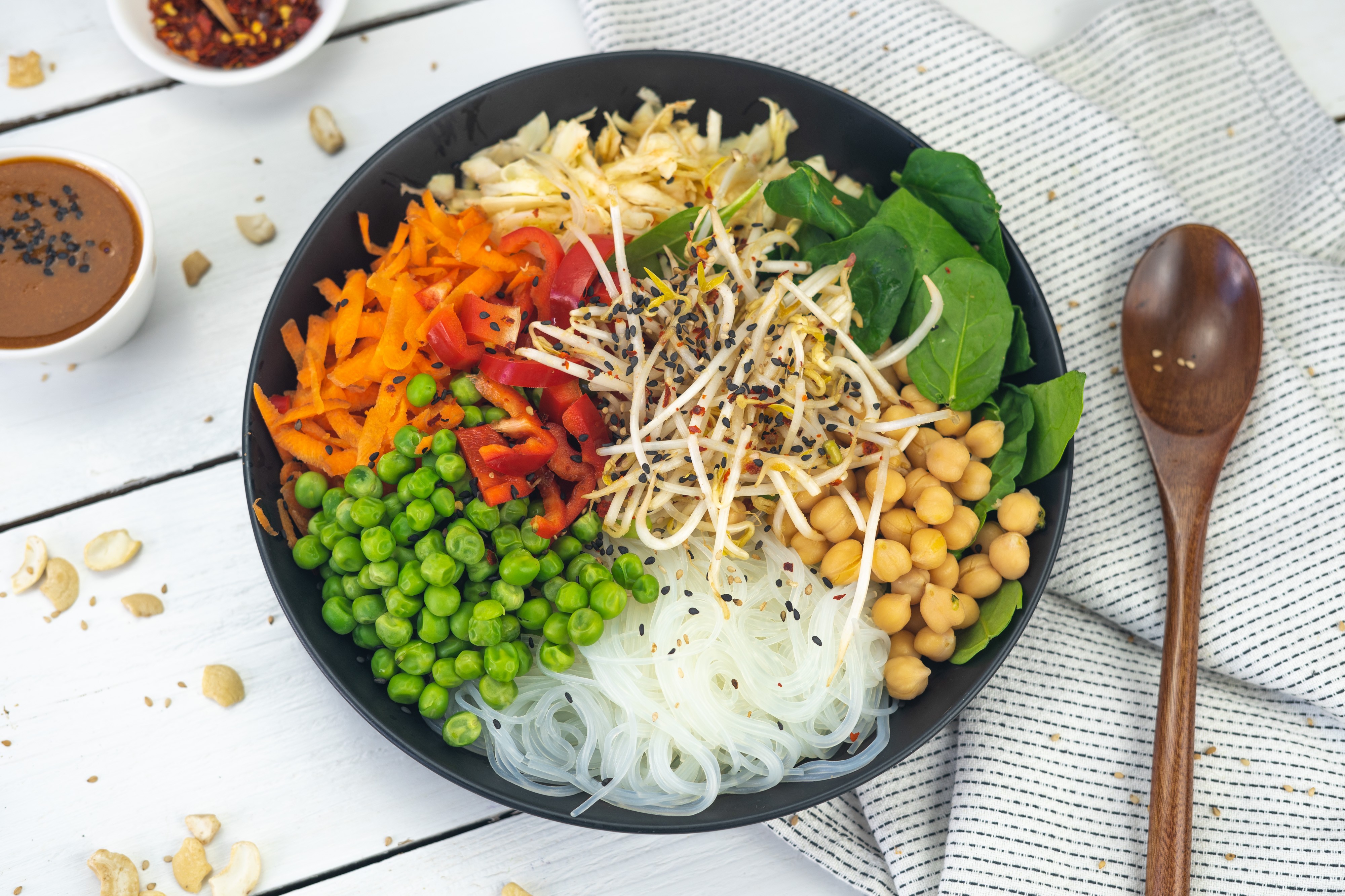 Rezept Serviervorschlag Regenbogen Cheffrey Bowl mit Erdnussdip