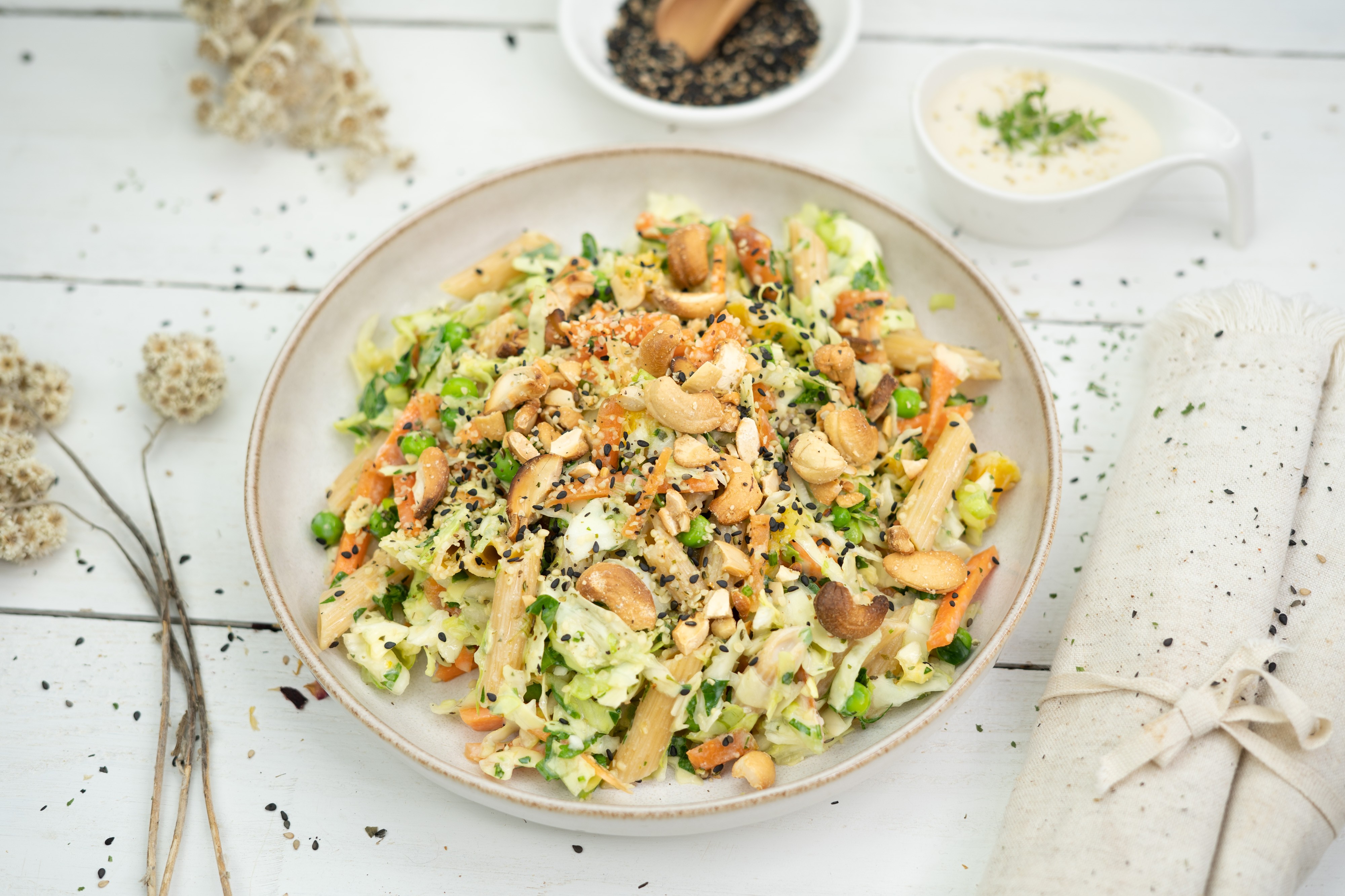 Rezept Serviervorschlag Orangen Krautsalat mit Kichererbsennudeln und Tahini Dressing