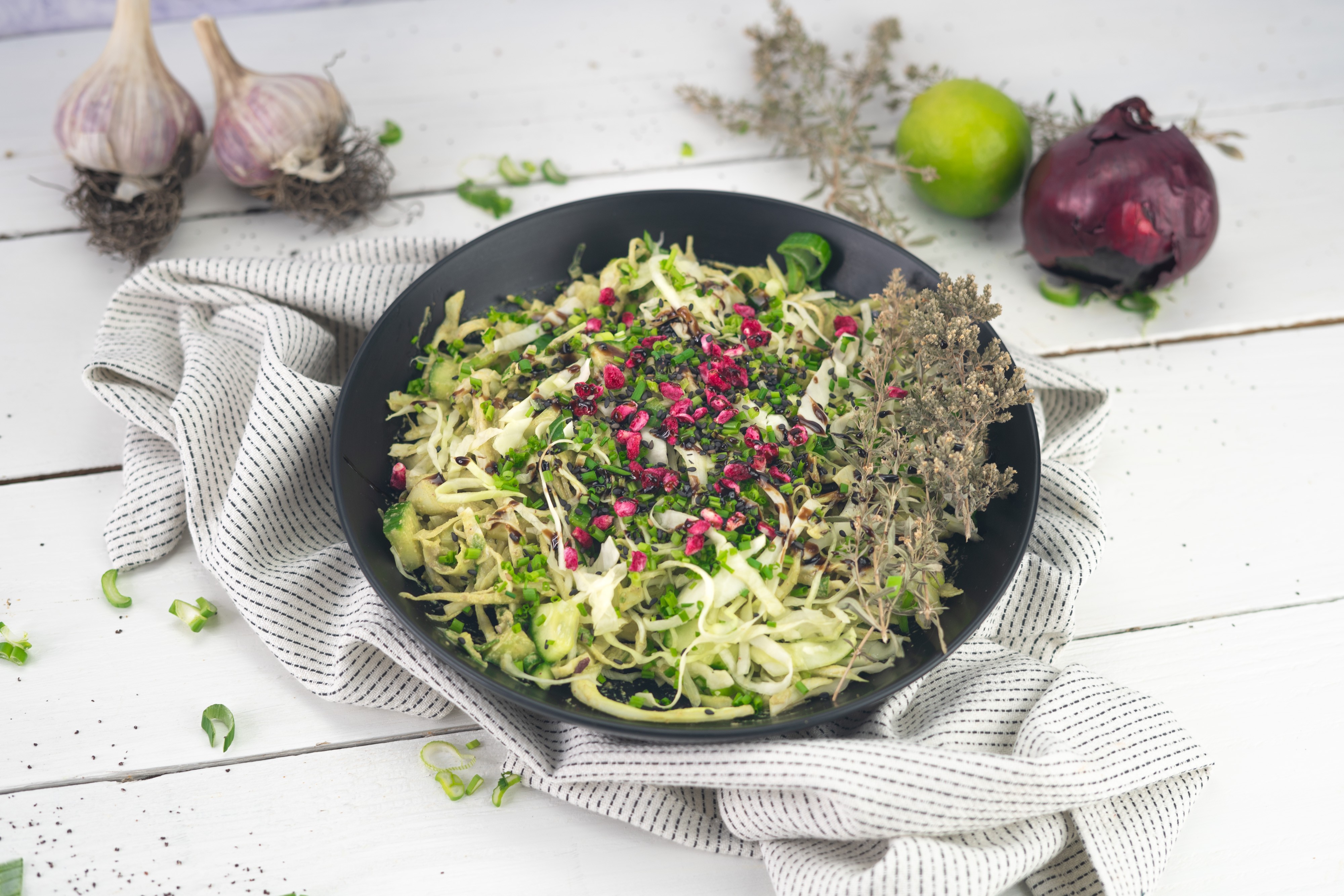 Rezept Serviervorschlag Grüner Goddesssalat mit Weißkraut & Gurke 