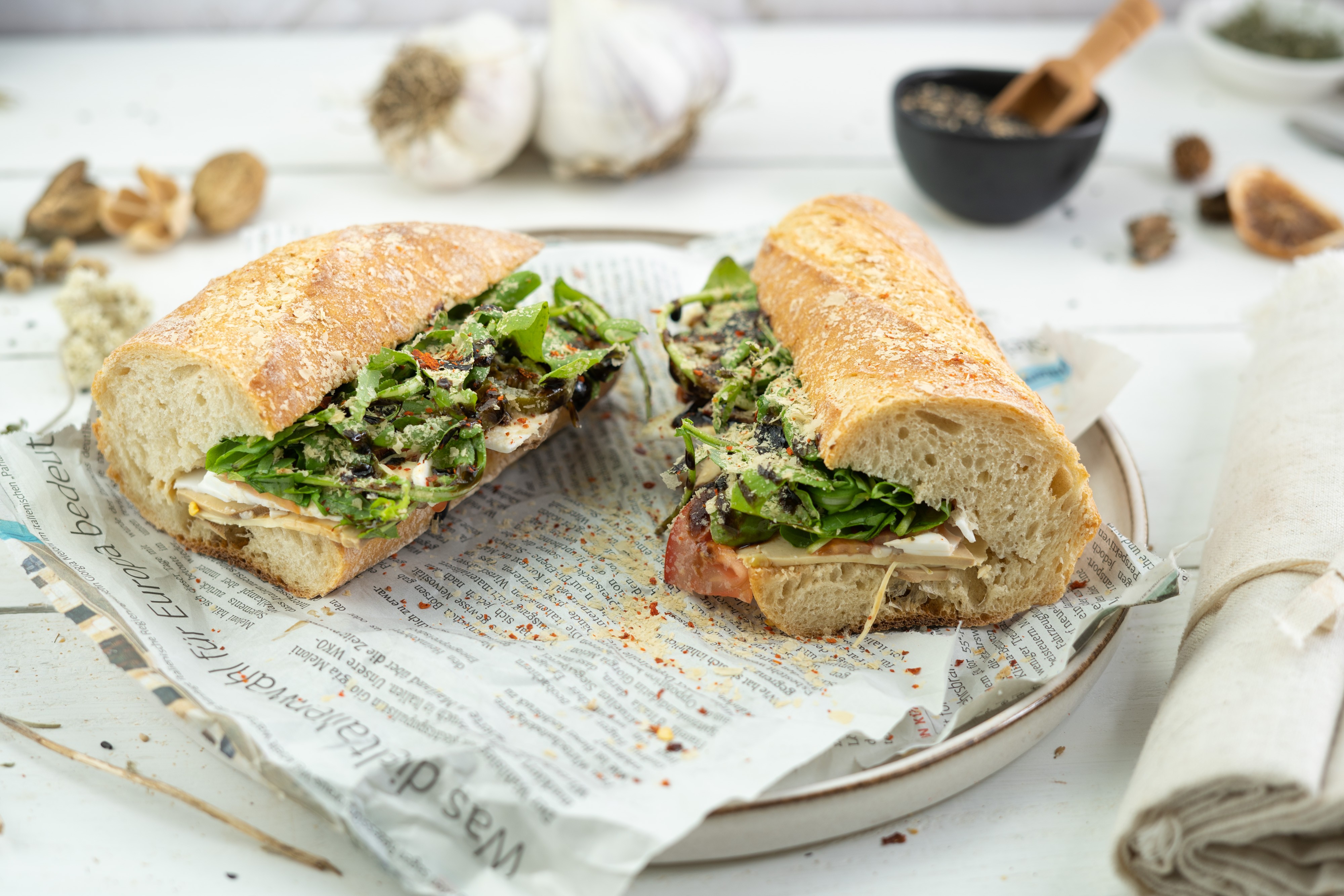 Rezept Serviervorschlag Knuspriges Räuchertofu Deluxe Sandwich 