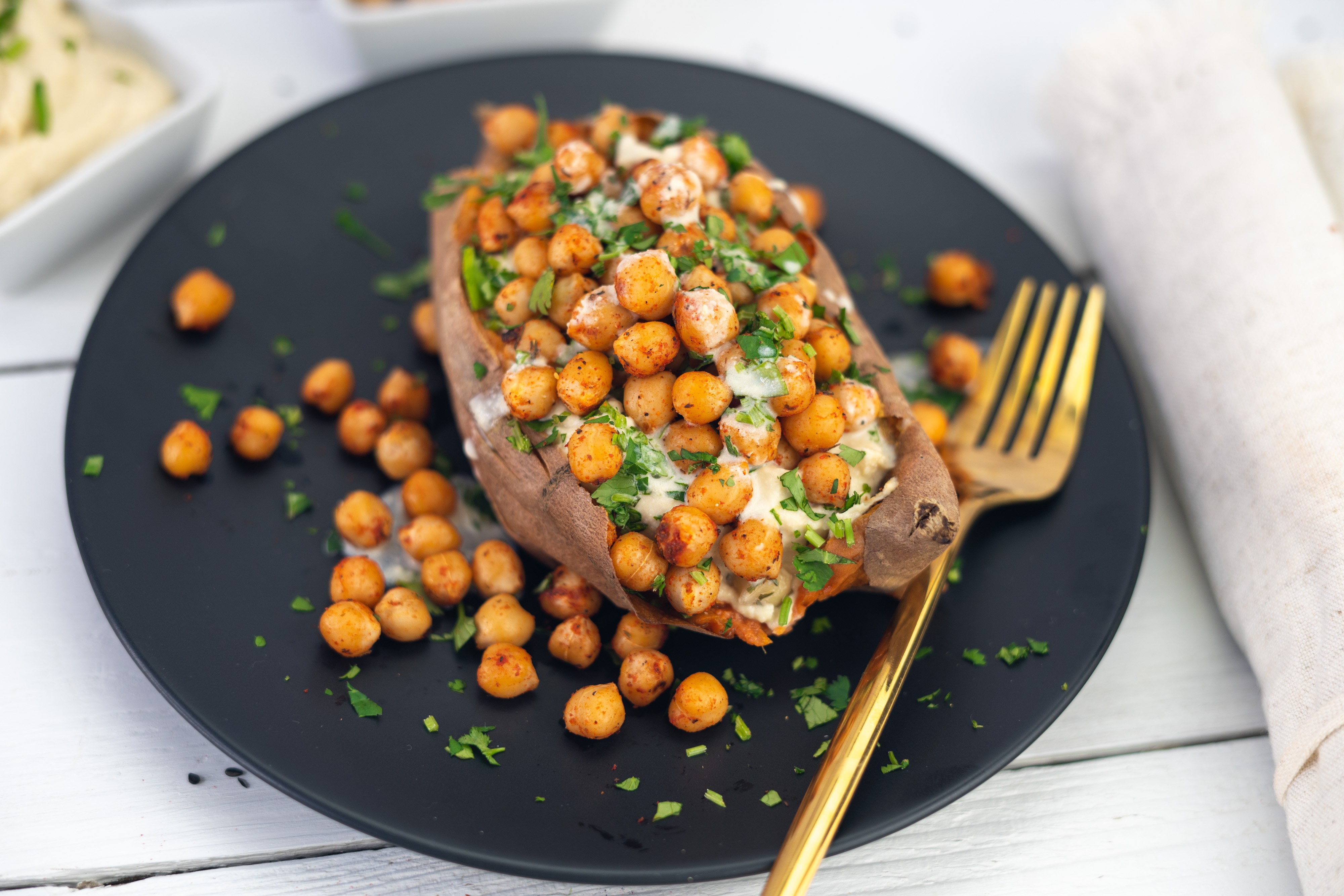 Rezept Serviervorschlag Gefüllte Süßkartoffel mit Hummus & Kichererbsen