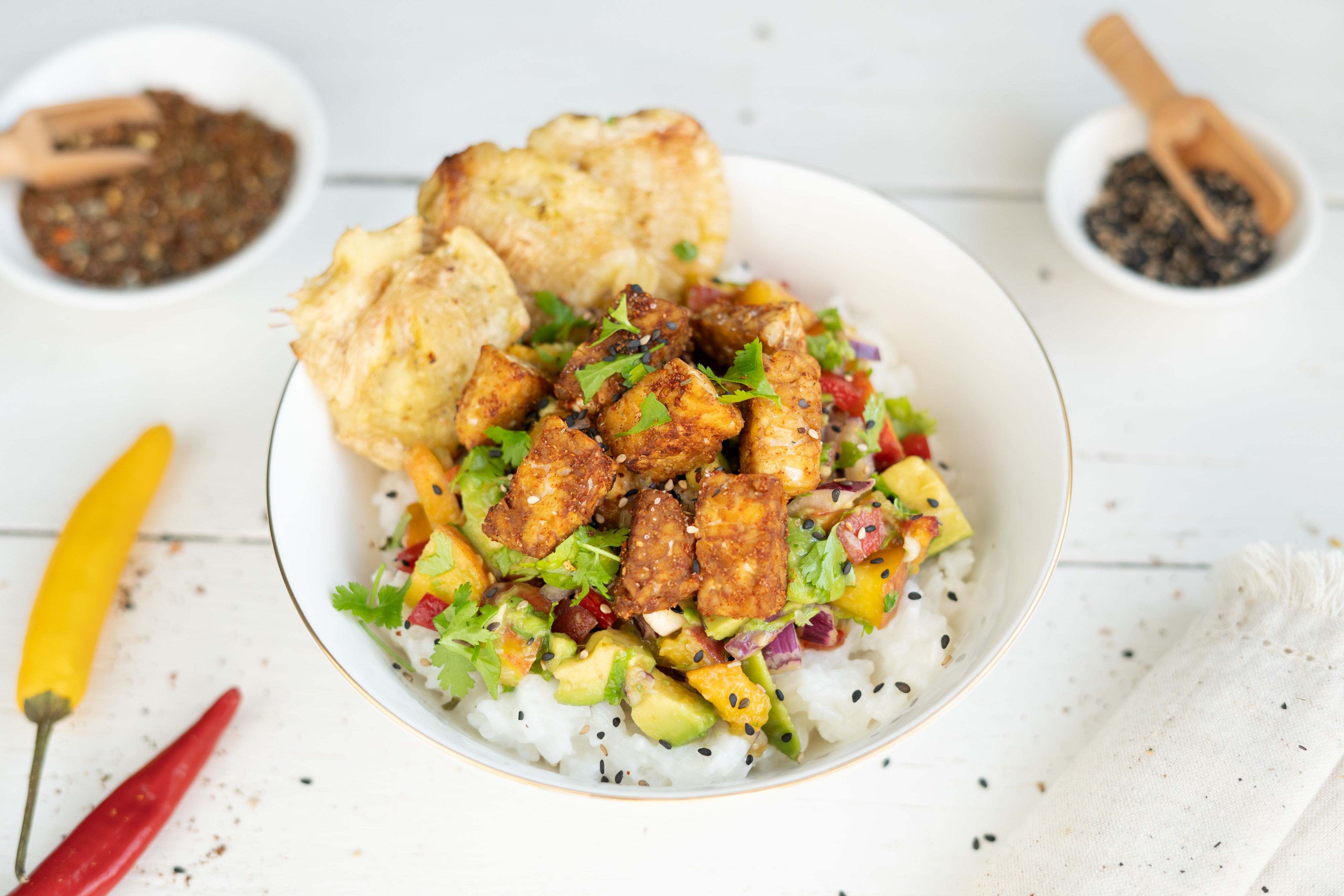 Rezept Serviervorschlag Karibische Tempeh Bowl mit Pfirsich - Avocado Salsa 