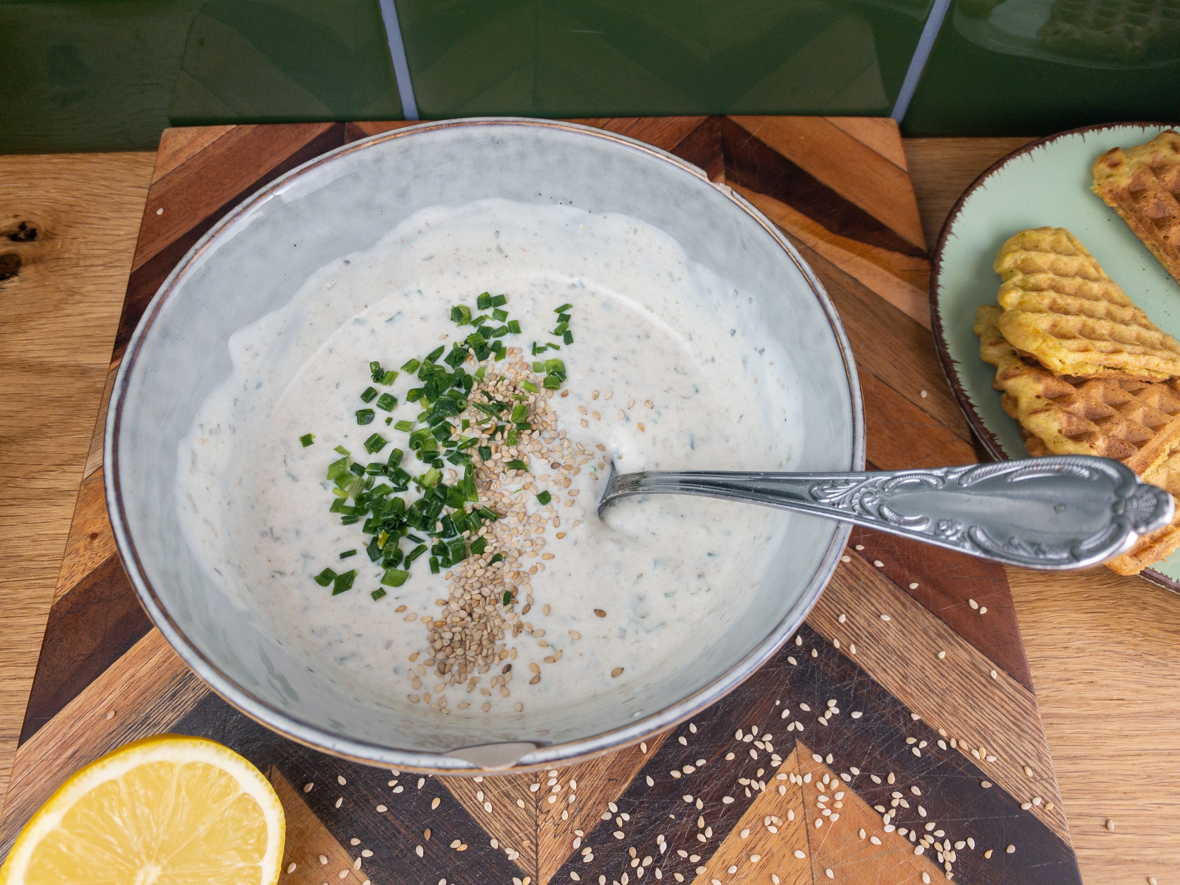 Rezept Serviervorschlag Sojajoghurt Dip mit Tahin