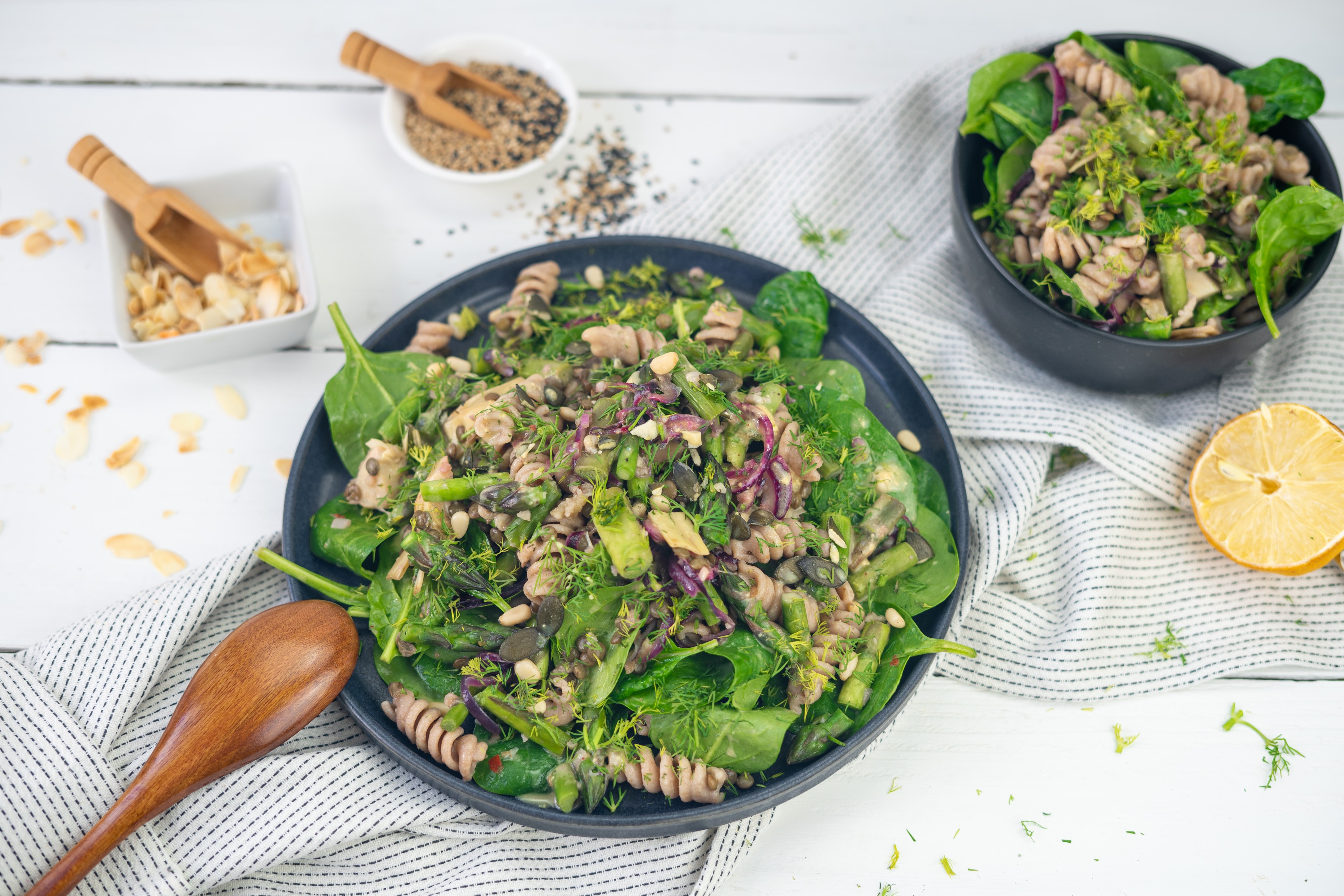 Rezept Serviervorschlag Spargel - Spinat Salat mit Berglinsen und Ofenkartoffeln