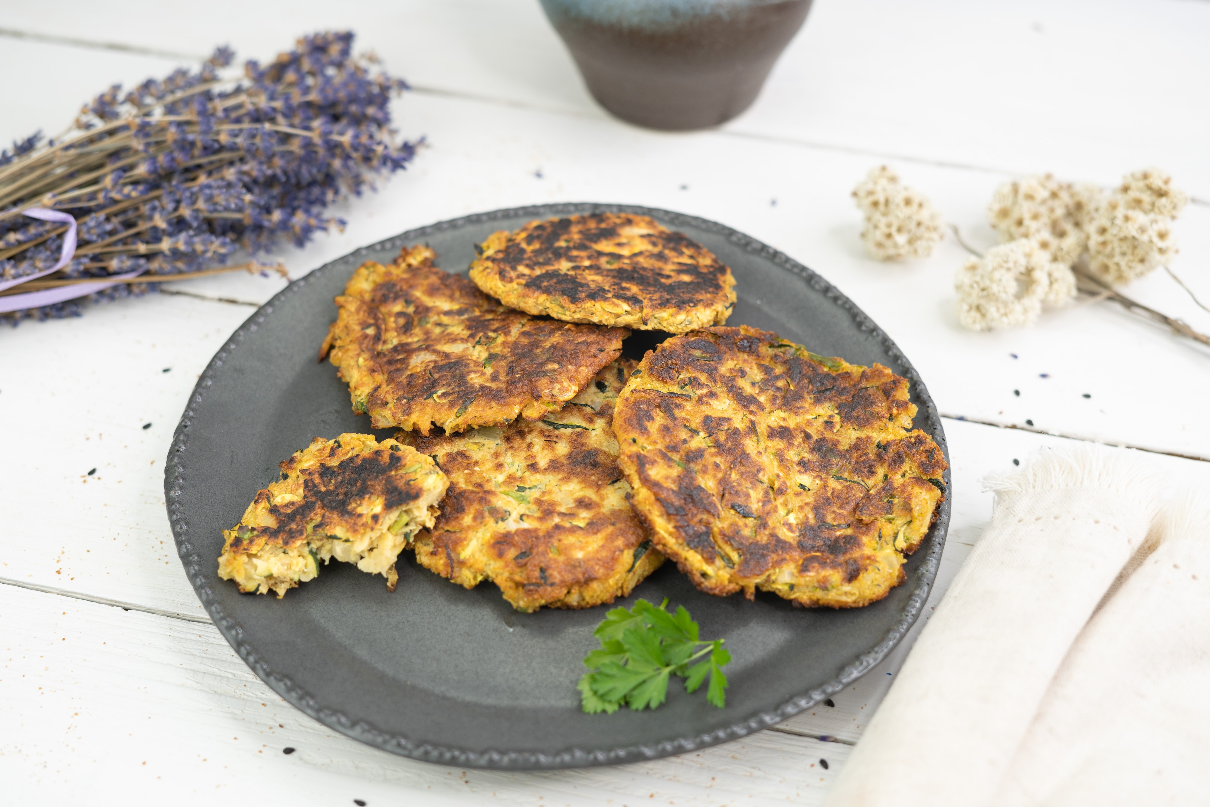 Rezept Serviervorschlag Knusprige Zucchini Puffer