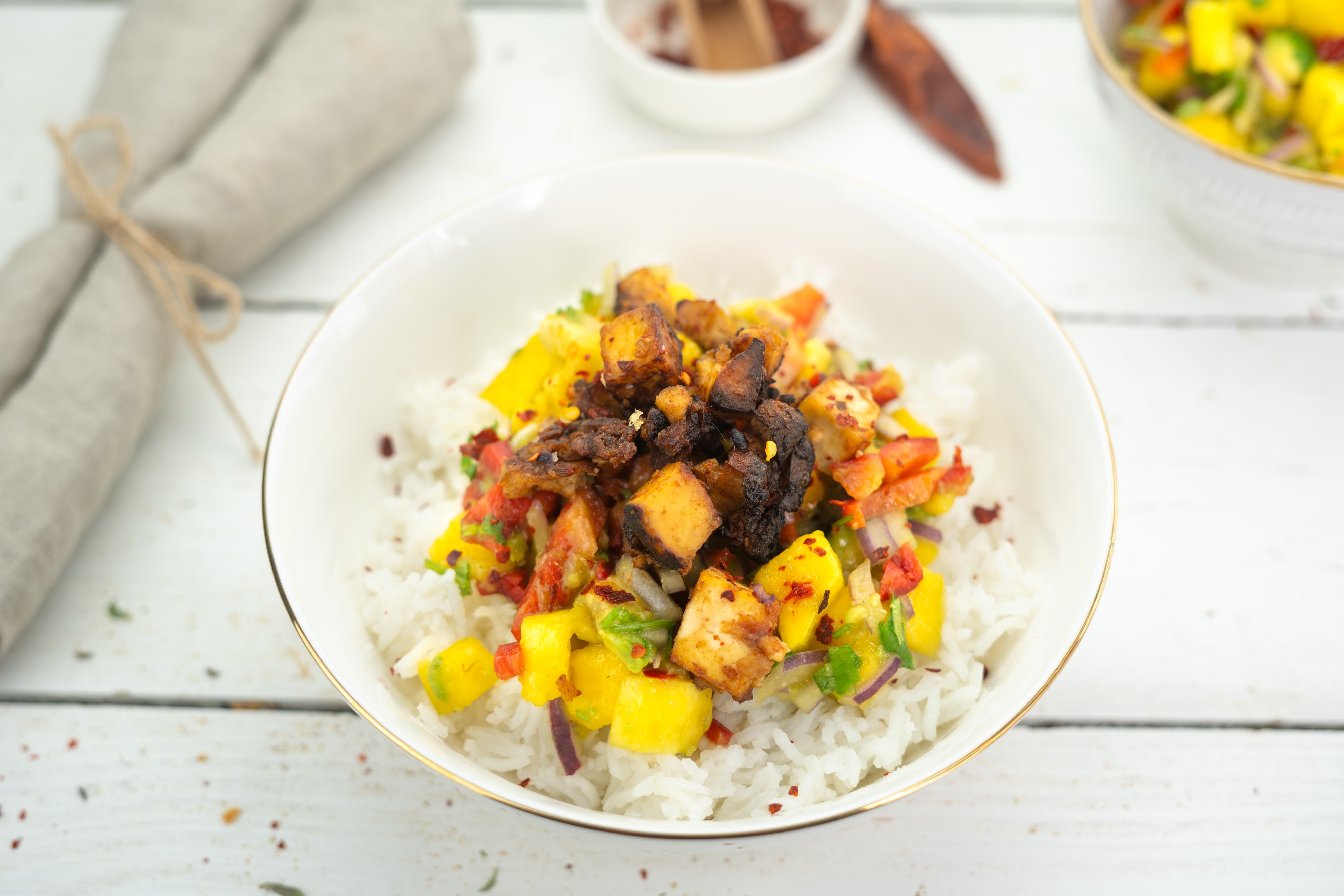 Rezept Serviervorschlag BBQ Tofu Bowl mit Mango Salsa