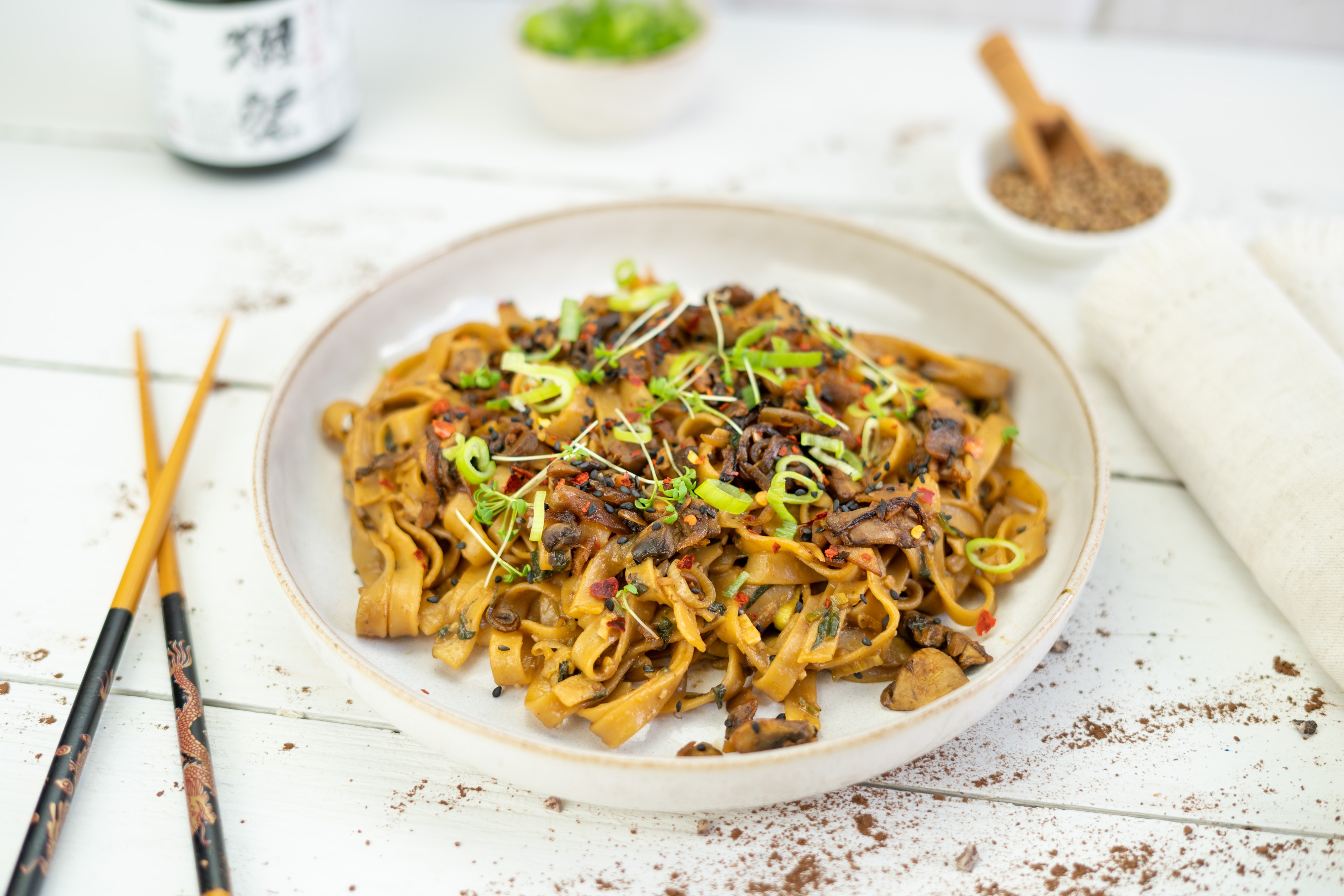Rezept Serviervorschlag Sesam Ingwer Nudeln mit karamellisierten Champignons 