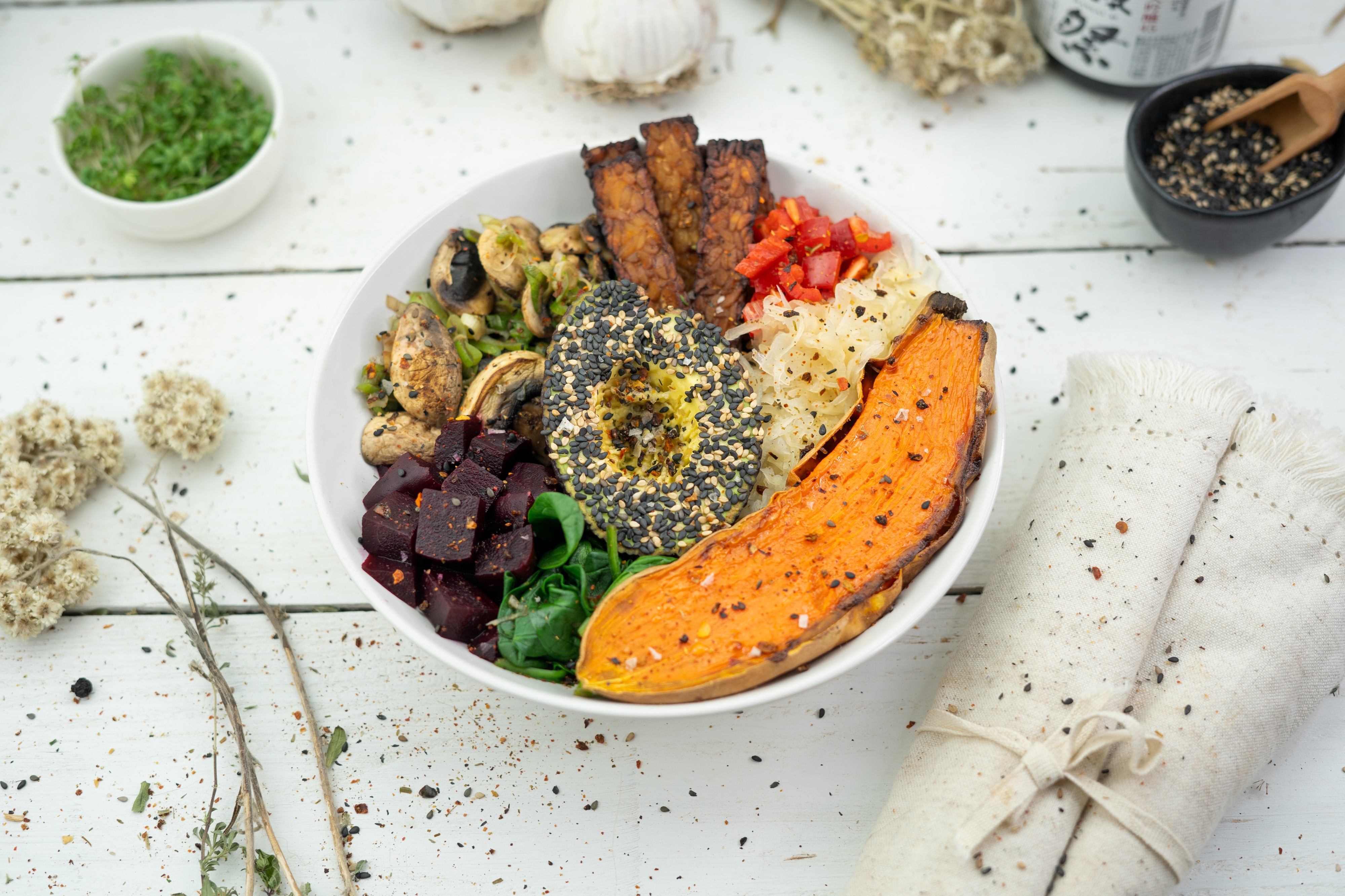 Rezept Serviervorschlag Frühstücksbowl mit Sauerkraut und Tempeh