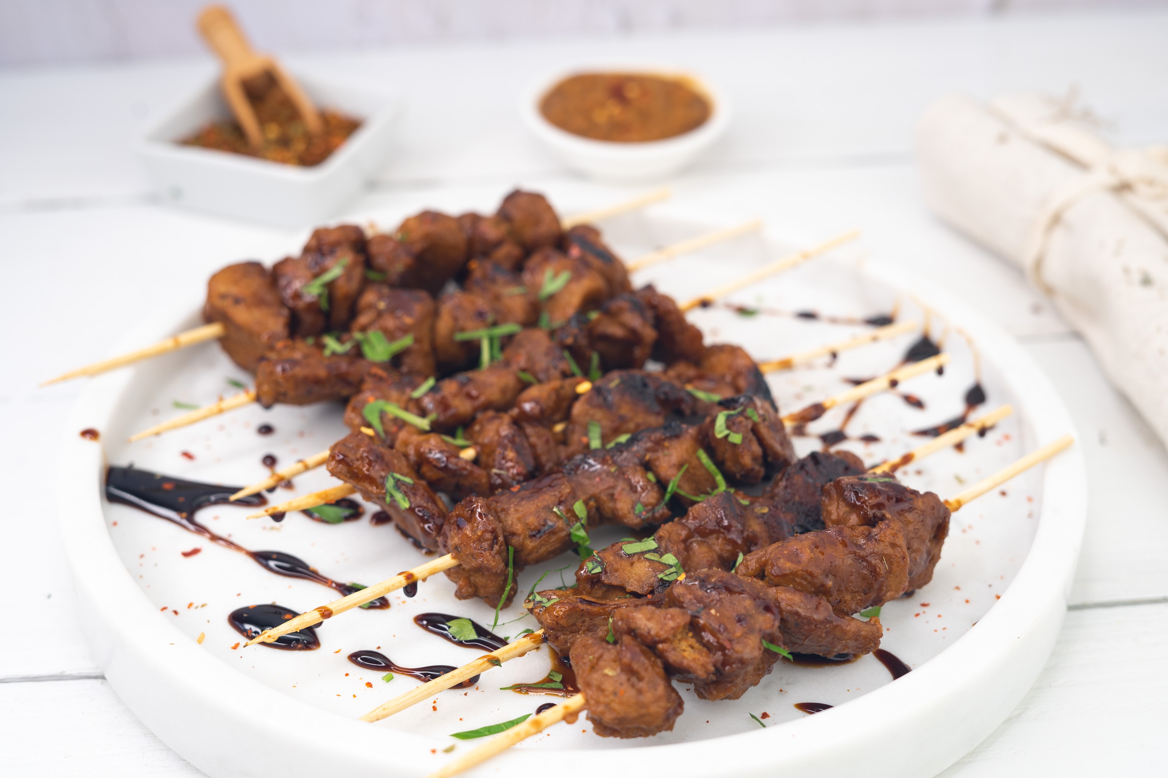 Rezept Serviervorschlag Vegane Satay Spieße mit Erdnusssauce