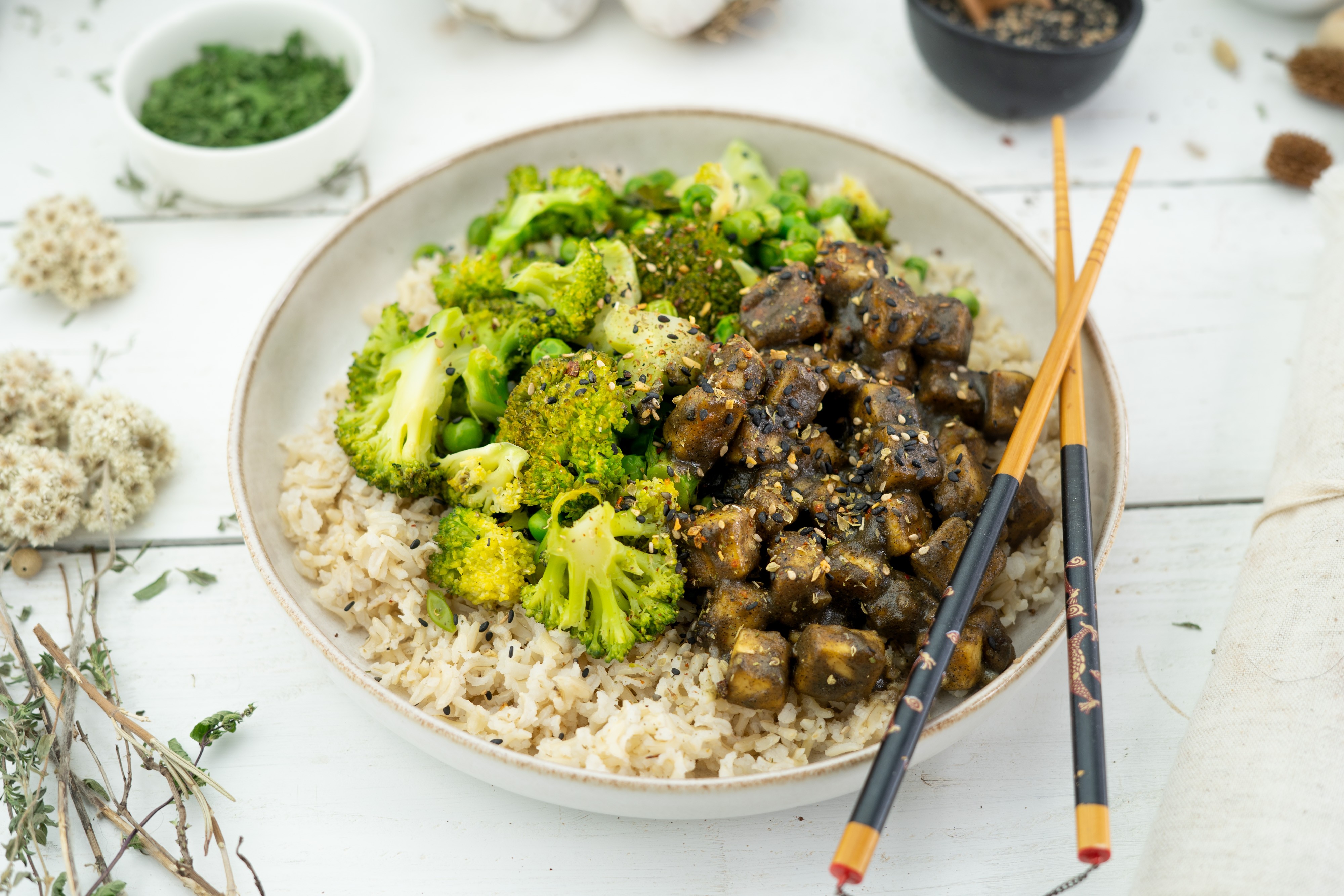 Rezept Serviervorschlag Brokkoli Tofu Pfanne mit Knoblauch - Sesamsauce