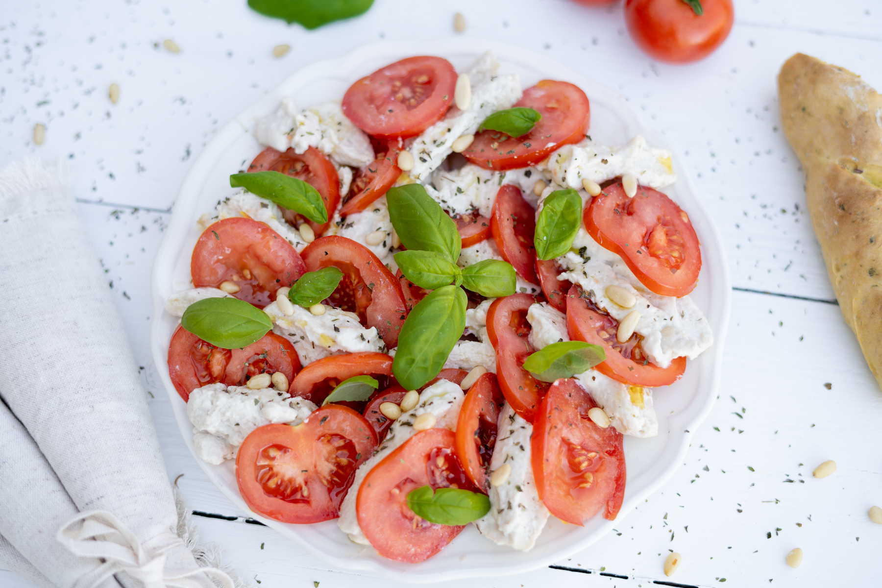 Rezept Serviervorschlag Tomaten - Mozzarella Salat mit Pinienkernen