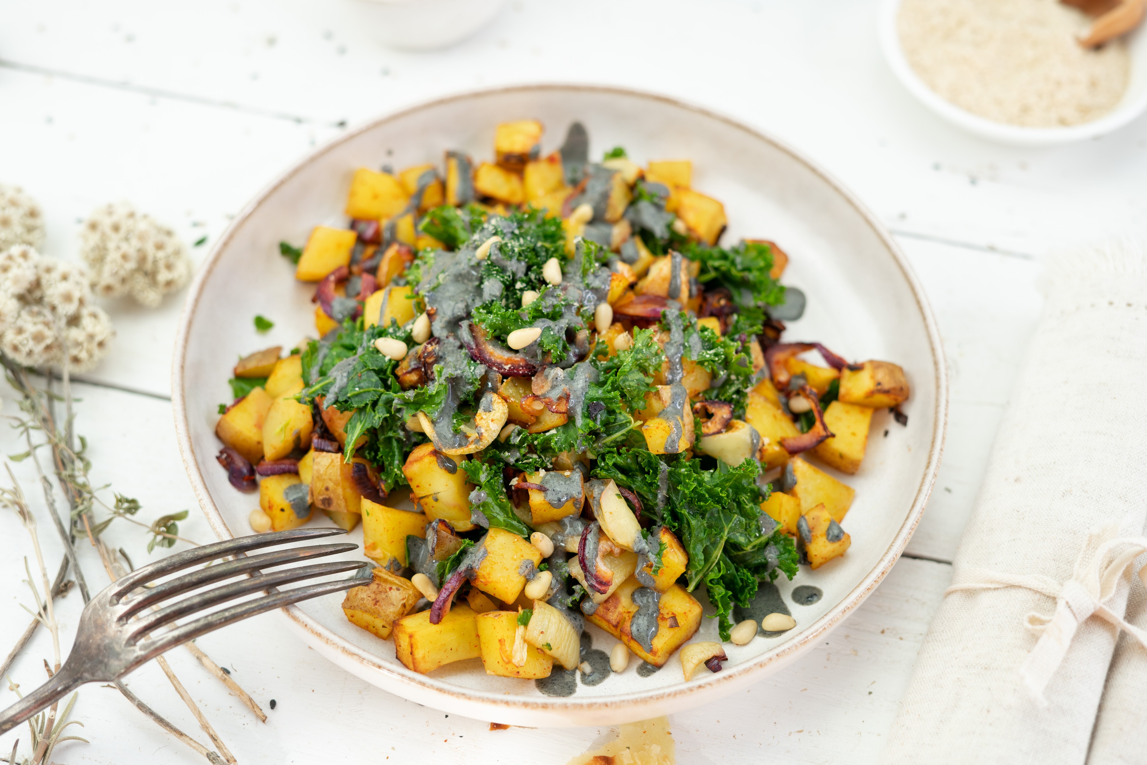 Rezept Serviervorschlag Kartoffel Grünkohl Bowl mit Tahini Dressing