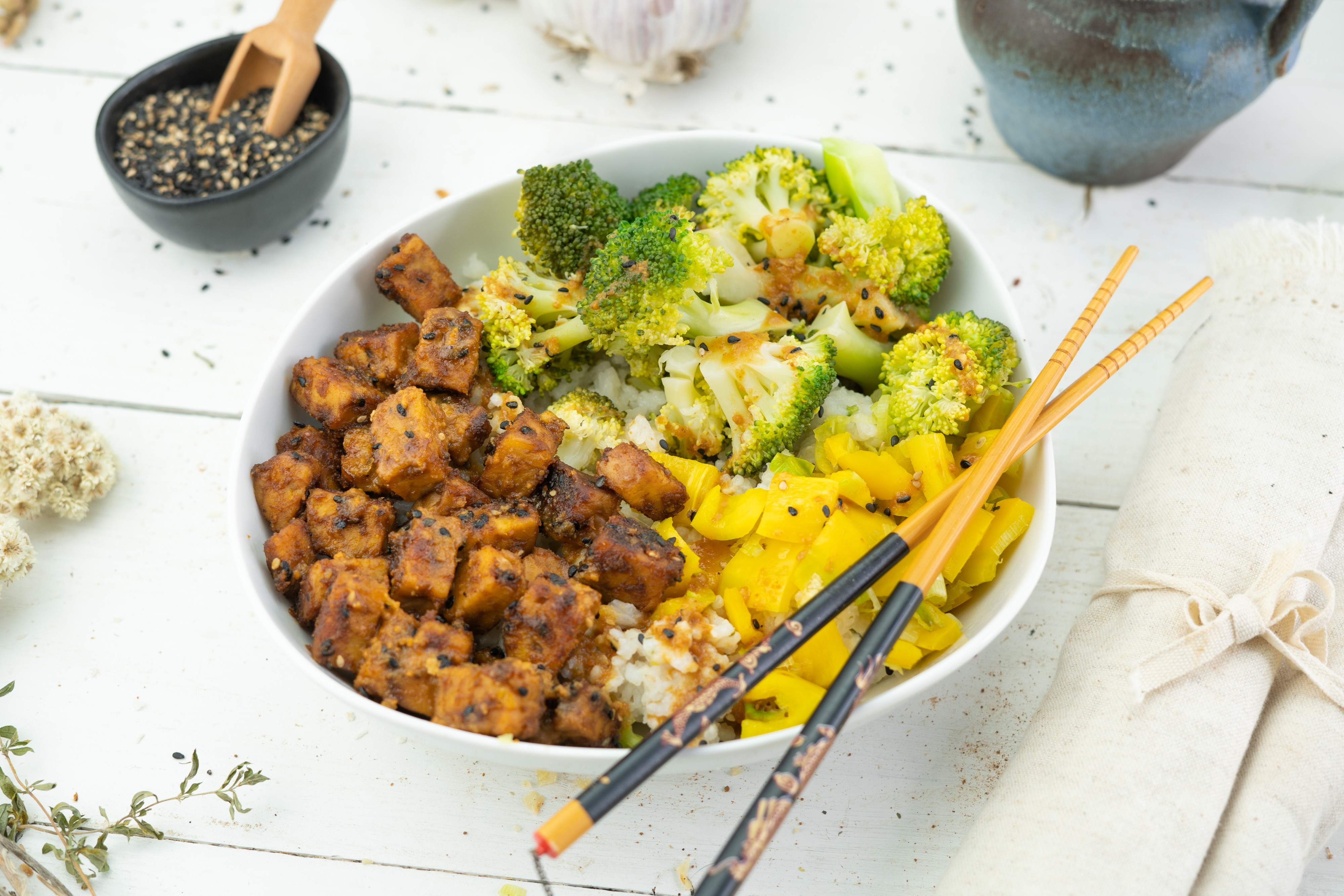 Rezept Serviervorschlag Sesam Tempeh Bowl mit Koriander Limetten Reis