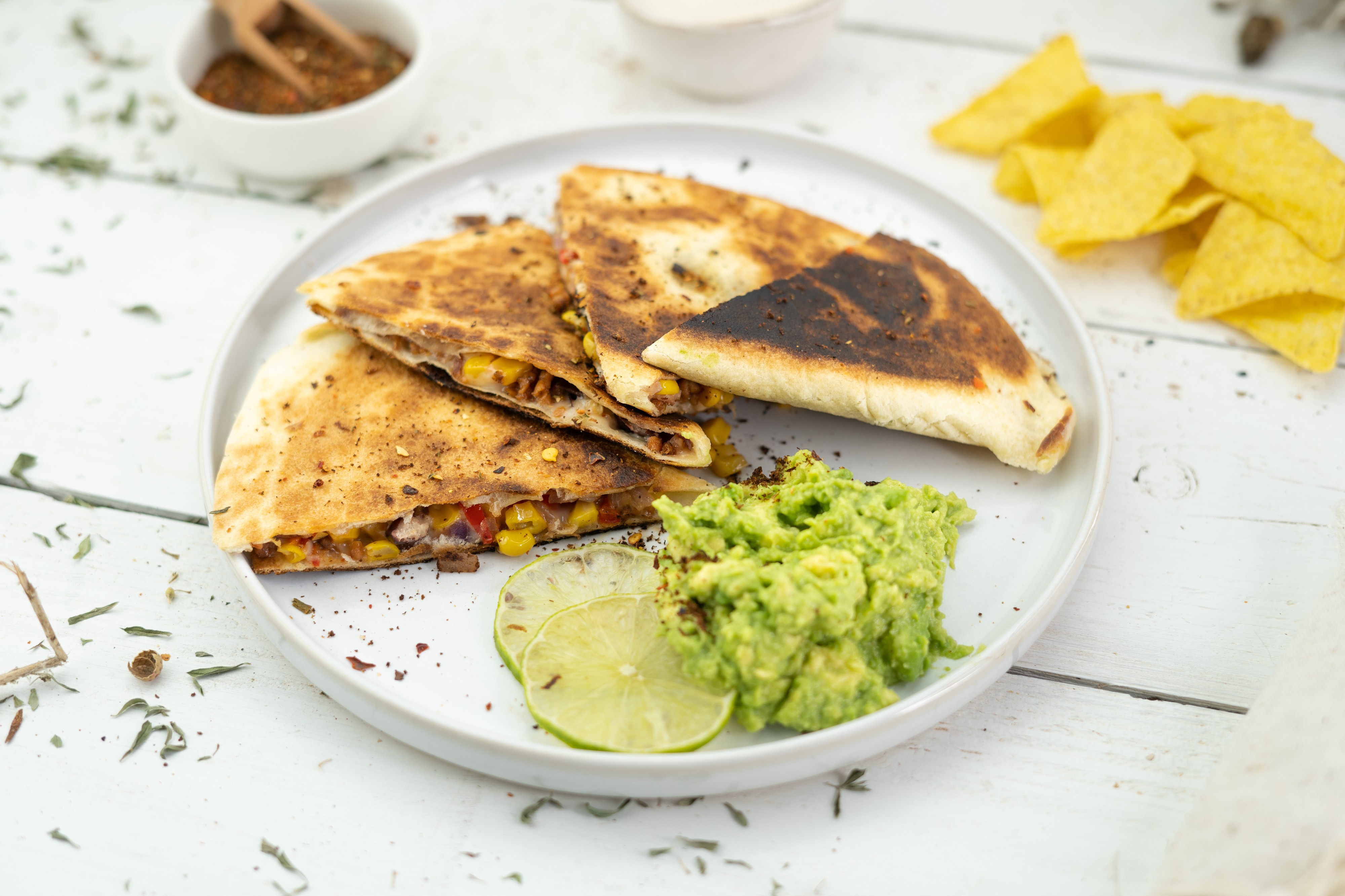 Rezept Serviervorschlag Quesadillas mit veganem Faschierten und Avocado Dip