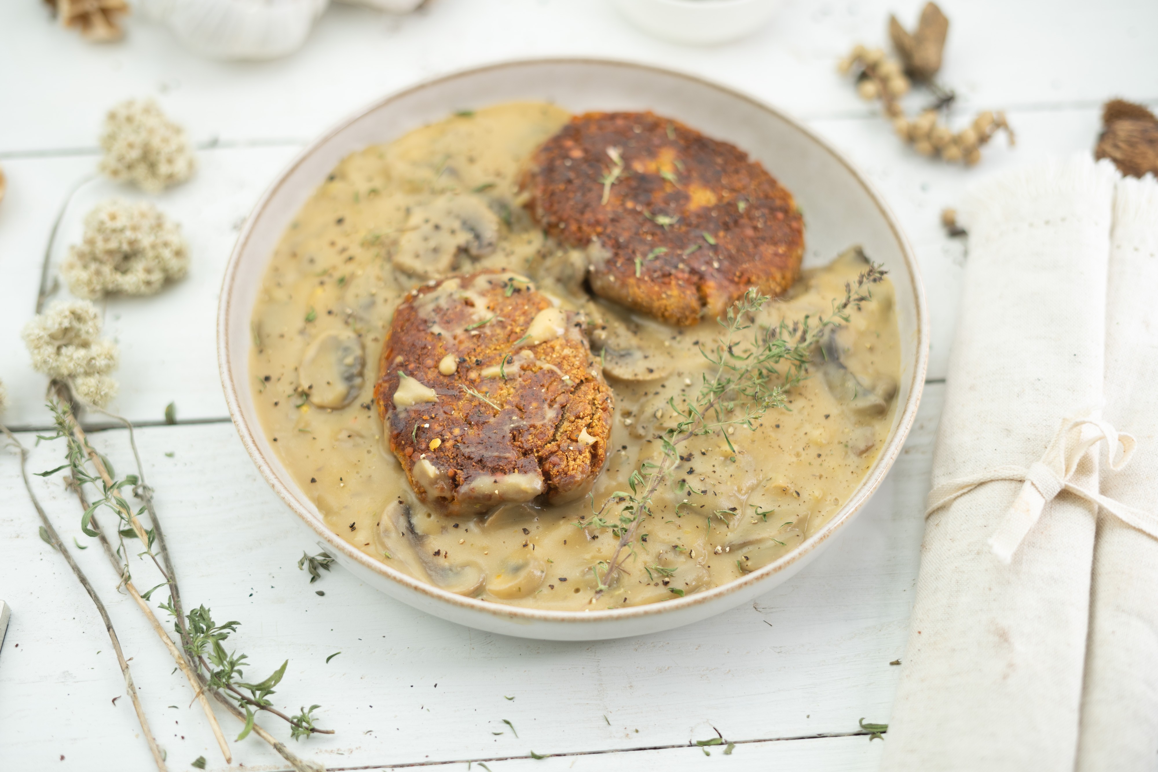 Rezept Serviervorschlag Deftige Linsen Laibchen mit Champignonsauce