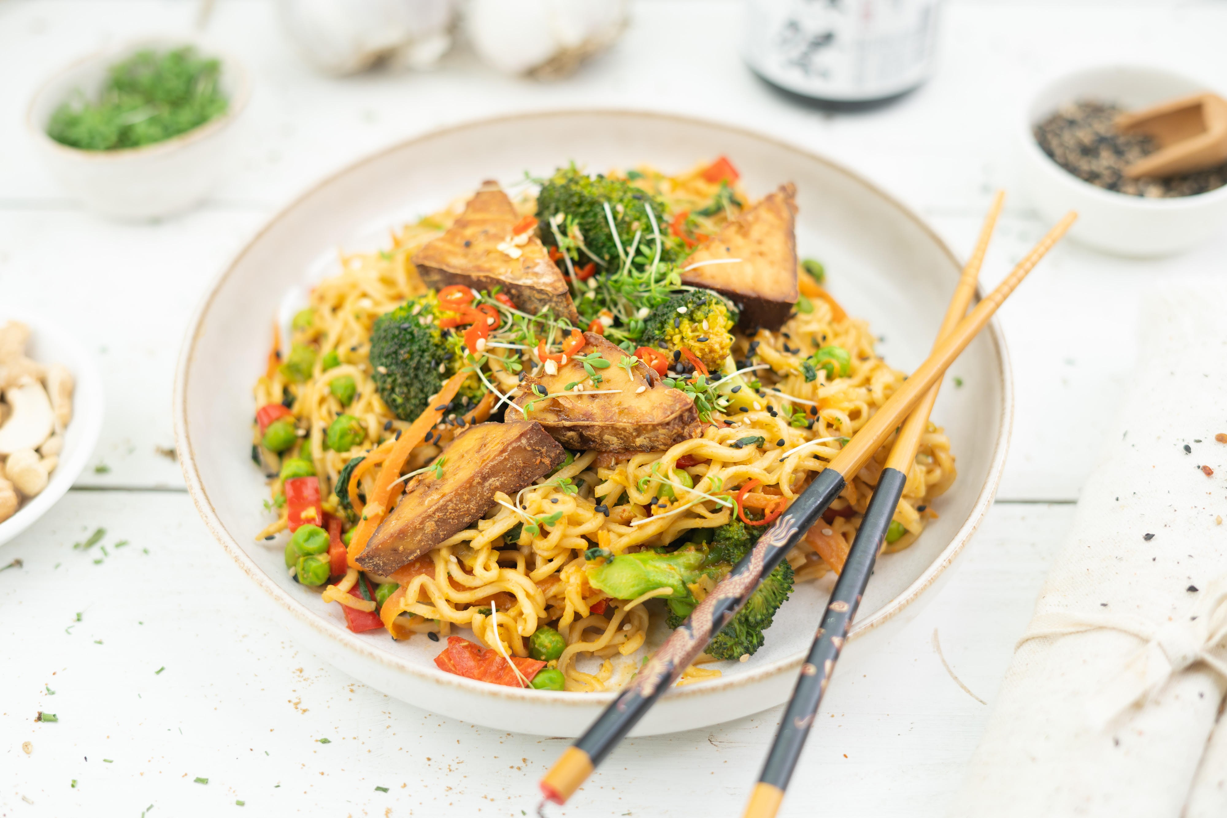 Rezept Serviervorschlag Satay Nudelbowl mit Tofu und Gemüse 