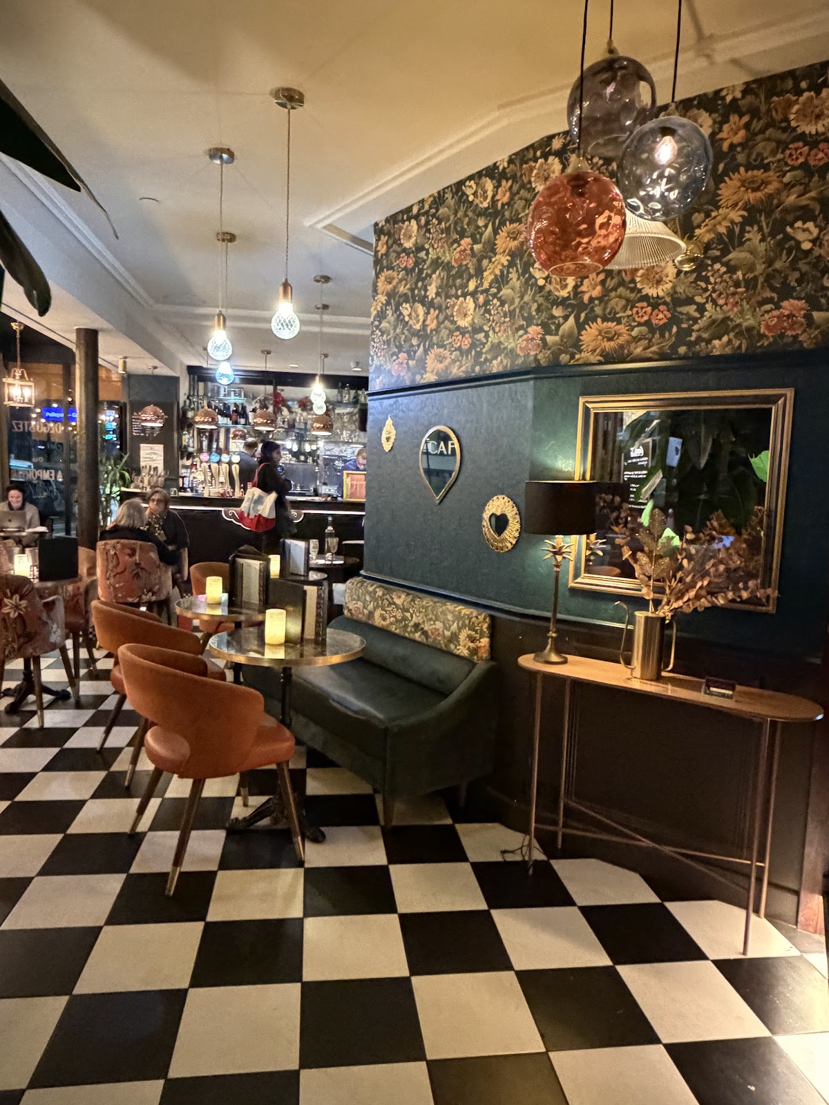 La Confidente - Photo 2