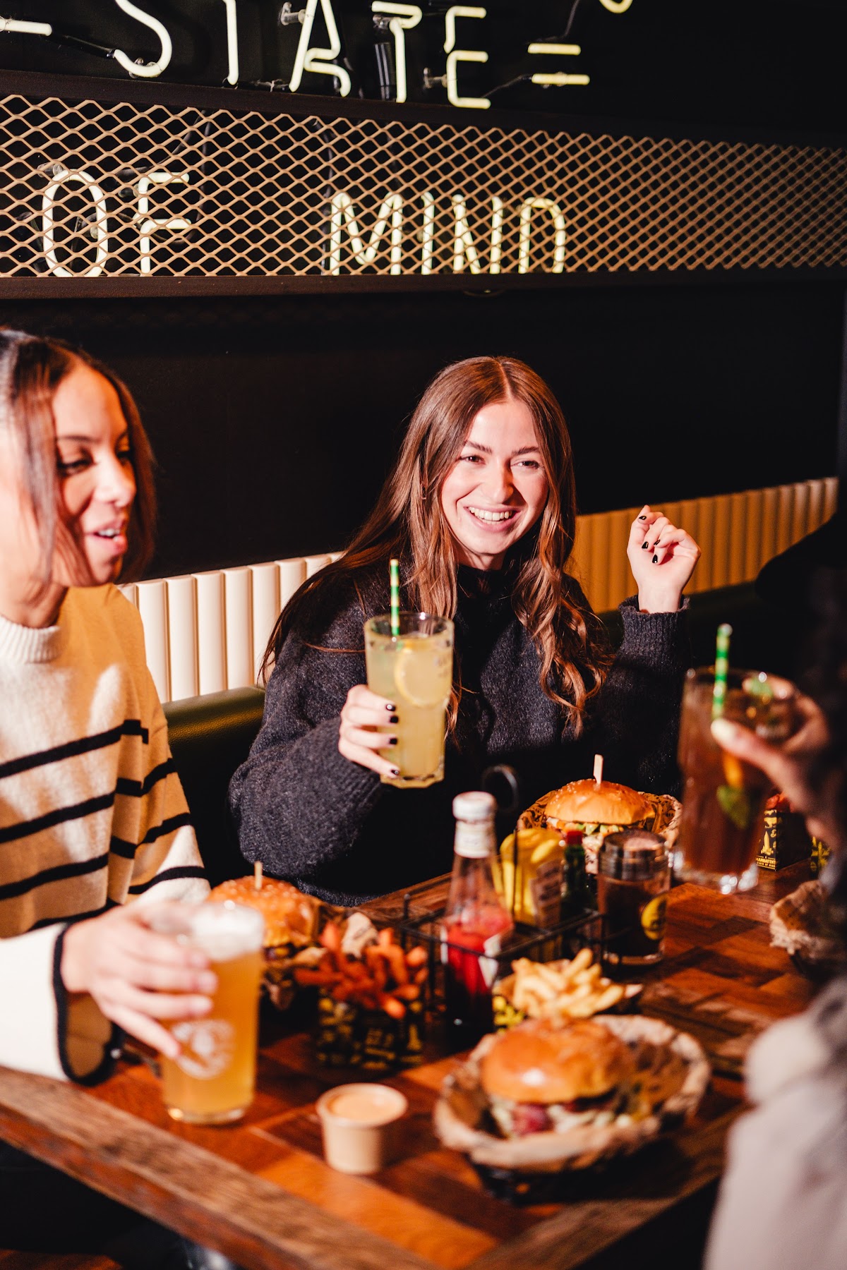 Manhattn's Burgers - Photo 3