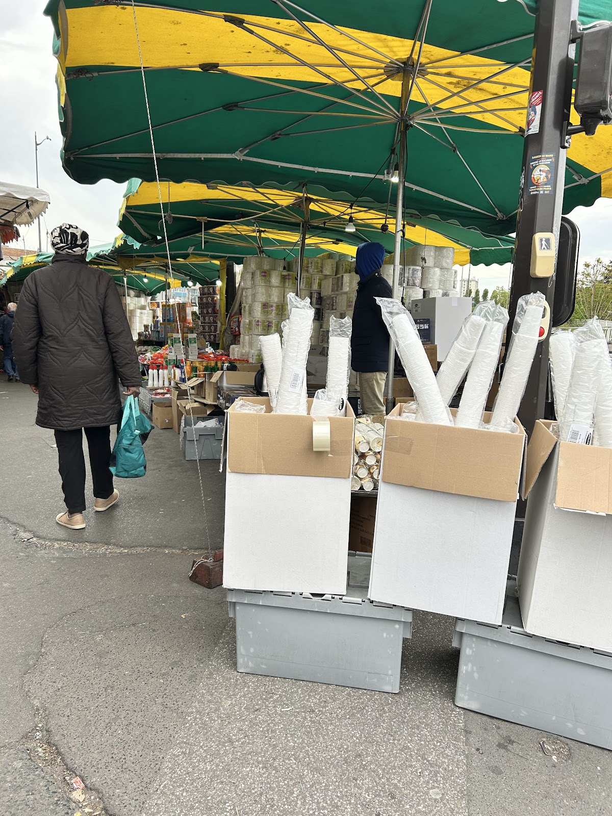Marché aux Puces de la porte de Montreuil - Photo 1