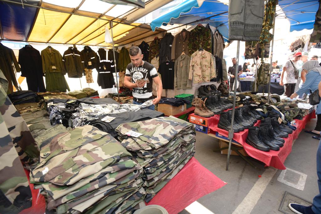 Marché aux Puces de la porte de Montreuil - Photo 2