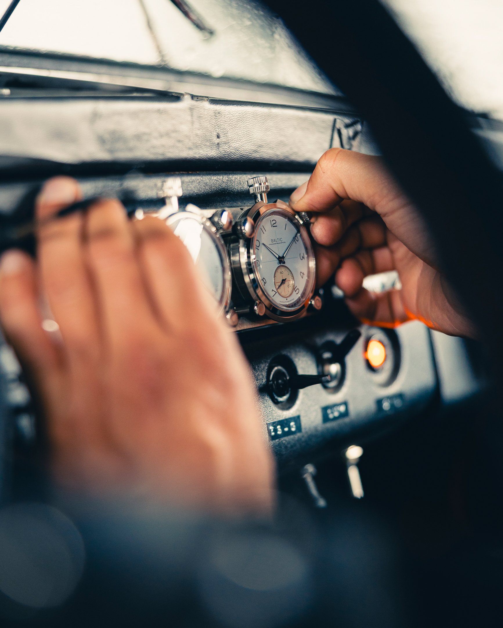 Now, for their fourth consecutive year as the Official Timekeeper of the legendary Tour Auto, Baltic has unveiled a set of instruments that is less a wristwatch and more a pure, mechanical love letter to historic motorsport: the Rally Timer Tour Auto 2026 Limited Edition.