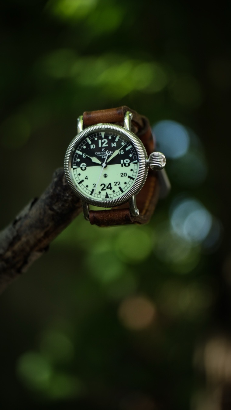 The Chronoswiss Caliber C.674 is a masterclass in horological adaptation, transforming a legendary pocket watch powerhouse into a unique, slow-beating wrist instrument. Found within highly collectible variants like the Chronoswiss Timemaster 24H Day/Night, this manual-wind movement represents founder Gerd-Rüdiger Lang’s obsession with mechanical purity and uncompromising German-Swiss engineering.
The foundation of the C.674 is the legendary, ultra-reliable ETA/Unitas 6497-1 pocket watch caliber. Originally designed for mid-century pocket watches, this oversized architecture gives the movement immense durability, huge bridges, and an addictive, highly tactile winding experience. However, Chronoswiss did not just drop an off-the-shelf ébauche into a case; they fundamentally re-engineered its DNA.
In its standard form, a Unitas 6497-1 displays time on a 12-hour cycle with a small seconds hand located at the 9 o’clock position. To create the striking 24H Day/Night timepieces, Chronoswiss heavily modified the gear train:
* They rerouted the power train to drive a central sweeping seconds hand rather than an offset sub-dial.
* The gear ratios were altered so that the central hour hand rotates exactly once every 24 hours, charting the sun’s complete daily path across the dial.
* These structural gear train additions required a custom wheel and pinion, adding roughly 0.9 mm of thickness to the movement and requiring an extra jewel (bringing the total to 18).
True to the brand’s legacy of transparency, the C.674 is entirely visible through a sapphire crystal exhibition case back.
* It features a traditional swan-neck precision regulator mechanism for fine adjustment.
* The large bridges are finished with deep, pristine Côtes de Genève (Geneva stripes) and premium perlage.
* It utilizes a Glucydur balance with screws paired with a Nivarox flat hairspring and an Incabloc shock absorber.
* Polished screw balances and vivid heat-blued screws provide striking contrast across the rhodium-plated surfaces.