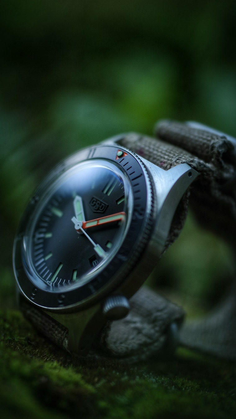 Greg Stevens Design (GSD) is an independent, enthusiast-driven brand based out of Utah that specializes in high-quality leather watch straps, microbrand timepieces, and everyday carry (EDC) accessories. Founded by craftsman Greg Stevens in 2005, the brand was born out of personal necessity. He needed a custom strap that could comfortably fit his larger wrists. Armed with leather remnants, a knife, and glue, he built his very first strap. Today, what started as a passionate hobby has evolved into a global business celebrated by watch collectors and the iconic Paneristi community.
The Core Philosophy: “Simple, Classic, and Well-Made”
The design philosophy at GSD focuses entirely on simplicity, rugged functionality, and old-world craftsmanship. Greg avoids mass-produced aesthetics in favor of giving his items true character and substance.
* Premium Raw Materials: GSD sources world-class hides, including American Horween Dublin leather, English Bridle leathers, and highly coveted vintage military ammunition pouches from the 1950s.
* Exceptional Handcraft: Every leather item is put together with time-honored techniques, ensuring that the products age beautifully with wear.
* Tailored Customization: Collectors can choose precise lengths, widths (20mm up to 26mm), leather types, buckle finishes, and even localized stitching patterns like the standard Box Stitch, Dead End Stitch, or minimalistic Historic Stitch.
The Expansion Into GSD Watches
Building upon his reputation as an elite custom strap maker, Greg expanded the brand into microbrand watch design. Unlike conventional watch companies where the strap is treated as an afterthought, GSD watches are uniquely designed as an extension of the strap’s character and rugged energy.
Every watch order includes a custom, handmade GSD leather strap of the buyer’s choice.