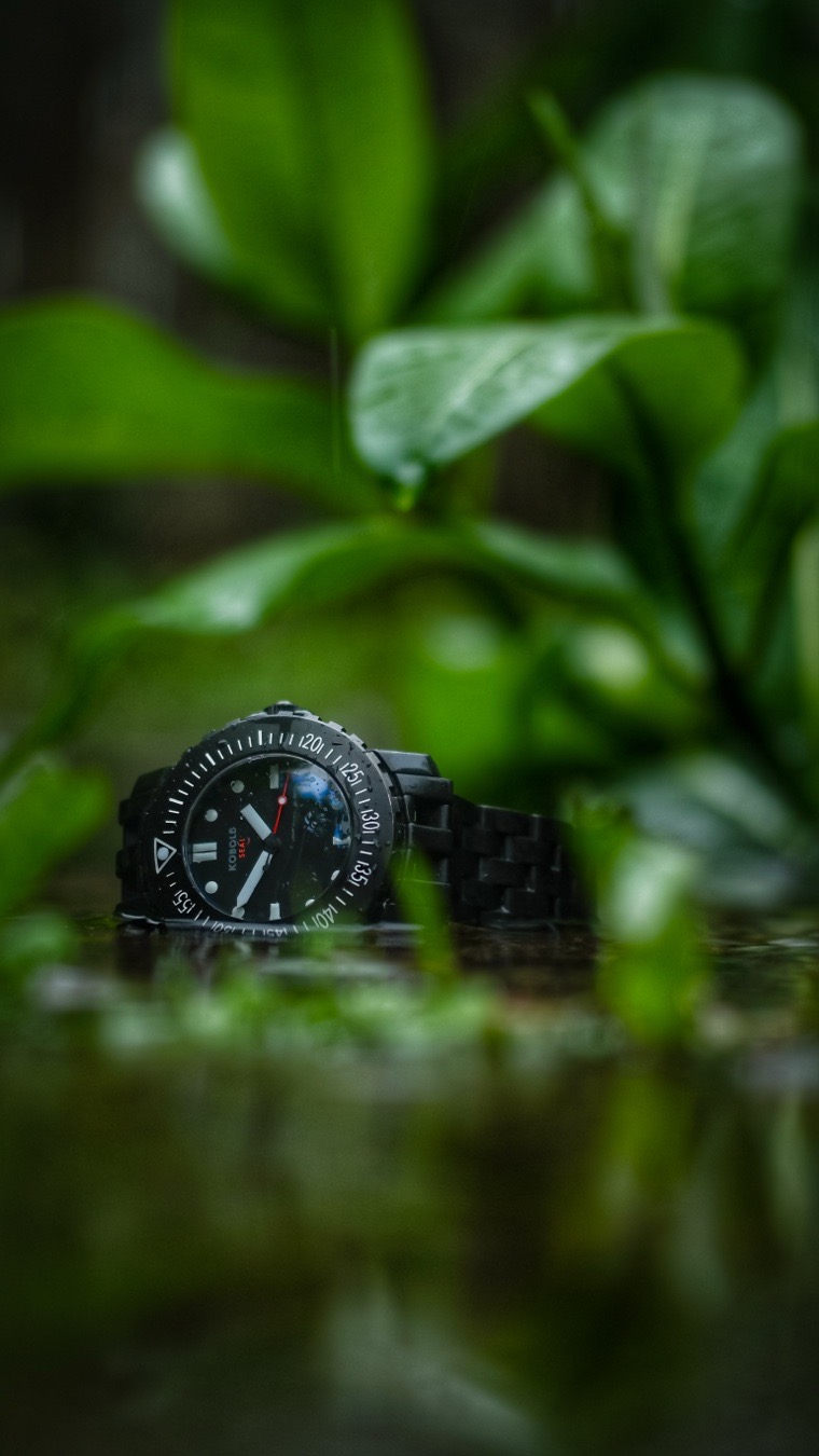 Finally #toolwatchfriday and I am wristed with the Kobold Tactical Seal. True to its military-grade ethos, the Tactical Seal features a redundant dual-protection architecture designed to sustain severe environmental abuse.
* Dual Shock Absorption: It combines a standard internal Incabloc movement assembly with Kobold’s patented SAS (Shock Absorption System) integrated directly into the case walls.
* Anti-Magnetic Cage: A secondary internal shield made of soft iron completely surrounds the Swiss automatic core, deflecting powerful magnetic fields that typically freeze mechanical gear.
* Deep-Sea Sealing: Engineered for saturation diving, the watch integrates an automatic helium escape valve and boasts a deep-sea water resistance rating of up to 1,000 meters (3,300 feet).
On the wrist, the Tactical Seal is unashamedly heavy and thick. The dial is stripped of unnecessary date windows or marketing text, allowing operators to acquire the time instantly under low-light or night-vision conditions.
While it was originally sold on a solid, matching five-link metal bracelet featuring a wetsuit extension, many examples are found riding on Kobold’s heavy-duty Canvas Expedition Straps or aftermarket dual-pass Zulu webbing to lower its profile and keep it pinned tight over tactical outerwear. Due to highly restricted production runs—often capped at minimal 10 watches per year—tracking down a clean, authentic classic variant with its original boxed papers on the secondary market is a rare win. I was lucky enough to come away with this win. Not only the condition, the box/papers but also with the bracelet!