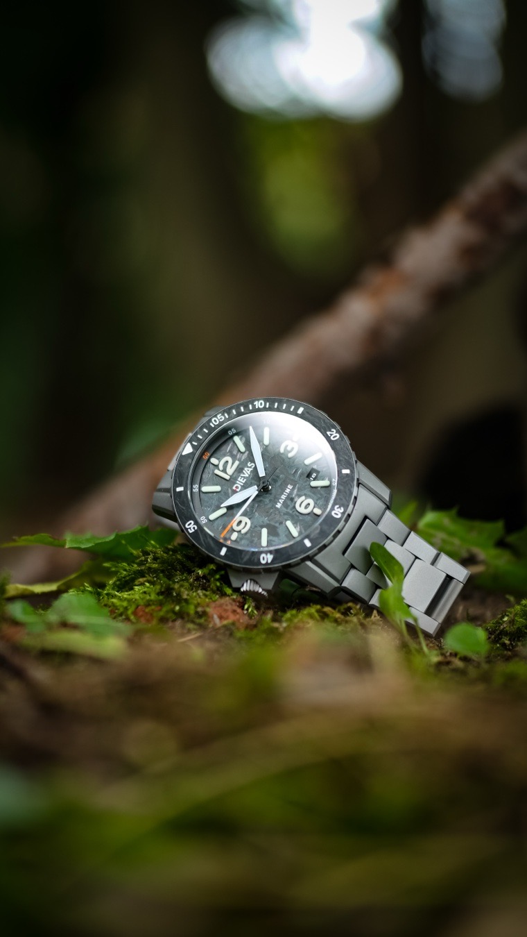 Dievas built its reputation by following the tactical footsteps of iconic German brands like Sinn and Damasko. Rather than relying on standard stainless steel, the brand works alongside specialized high-tech metallurgy companies to pioneer highly resilient case materials:
* 6Steel™: A proprietary case-hardening process that increases the carbon atoms on the metal surface. This makes the steel six times harder than standard 316L stainless steel, providing supreme scratch and dent resistance.
* UltraWerk™ Titanium: Utilized in their newest releases to deliver exceptionally lightweight, corrosion-resistant, and robust case profiles.
* High-Tech Processes: The manufacturing pipeline frequently utilizes CNC-milled case architecture, Plasma Assisted Chemical Vapour Deposition (PACVD) coatings, and Swiss Gaseous Tritium Light Sources (GTLS) for long-lasting tactical illumination.
Over the past two decades, several key models have defined the evolutionary timeline of the brand:
* The Vortex Series (2007–Present): Conceived through a design dialogue with legendary German case manufacturer Fricker GmbH. The Vortex stands as Dievas’ flagship hybrid pilot/diver timepiece, defined by an uncluttered, high-legibility layout and an ergonomic left-side (8 o’clock) crown placement. Recent updates include the downsized, highly popular Vortex 39 Ti.
* The Maya Series: The brand’s signature, overbuilt tactical dive watch boasting up to 1000m of water resistance. It is celebrated for its distinctive 4 o’clock crown guards and thick, double-AR coated sapphire crystals.
* Historical Collaborations (Flieger M156): Highlighting its deep German roots, Dievas recently released a neo-vintage chronograph built around a rare stash of 50 New Old Stock (NOS) 1980s chronograph cases sourced from Pforzheim, Germany.
Today, Dievas remains a premier “insider” secret in the watch community, combining Swiss-made mechanical movements (like the Selitta SW-200-1 or ETA calibers) with unapologetic, form-follows-function German industrial engineering.