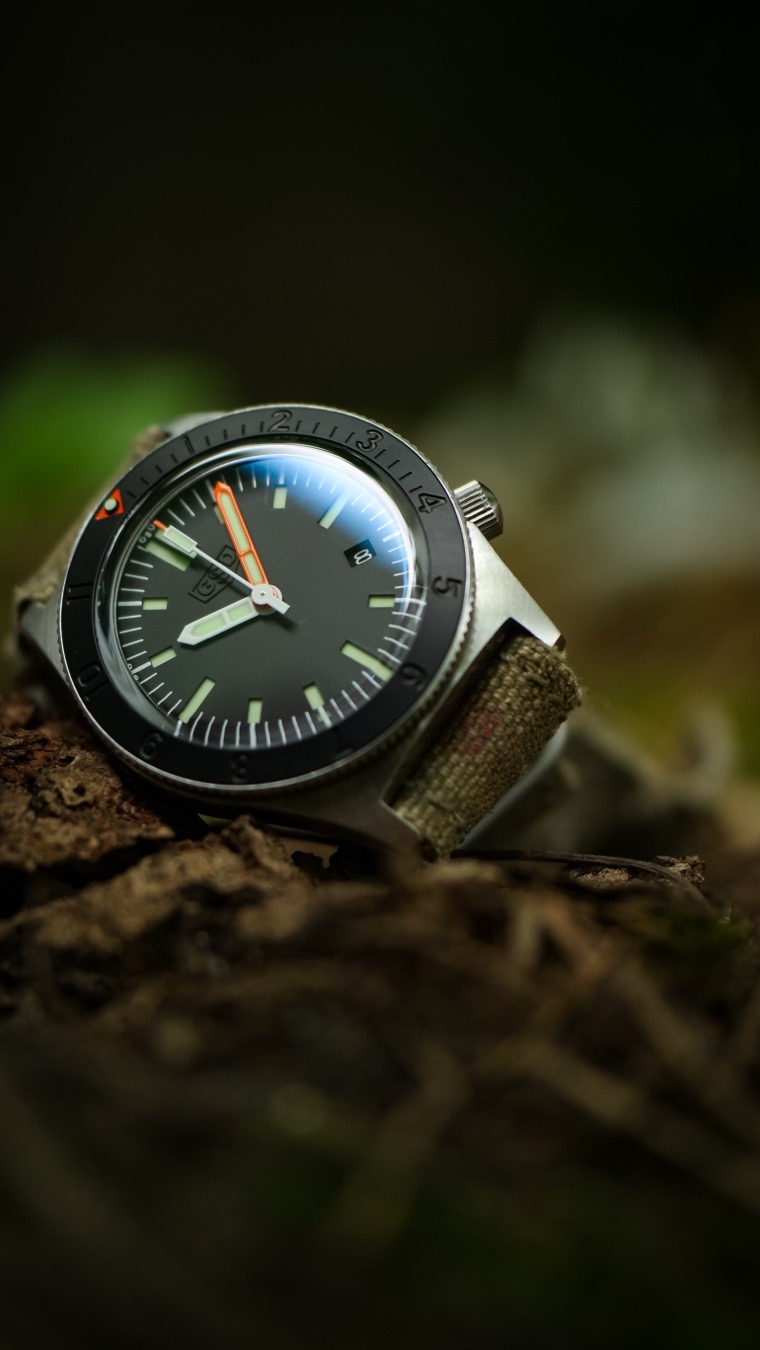For watch enthusiasts looking to elevate a heavy-duty tool watch, Greg Stevens Design (GSD) military canvas straps offer unmatched artisan craftsmanship. Handcrafted in Utah, these bespoke bands repurpose authentic, mid-century military surplus to give your timepiece rugged, one-of-a-kind character.
Authentic Heritage Materials
Unlike mass-produced nylon or flimsy canvas options, GSD straps are crafted from genuine historical textiles. Greg Stevens frequently sources his canvas from 1950s French and Swedish military gear, including vintage ammunition pouches. He also uses highly sought-after, authentic camouflage patterns like East German Strichtarn and military-spec.
Craftsmanship & Break-In
Operating out of Utah, Greg brings over two decades of high-end leathercraft experience to his canvas line. The construction is famously robust, featuring:
* The Foundation: Many of these straps are built with a tough canvas exterior lined with rich, soft backing, like premium Horween leather, to ensure all-day comfort.
* The Hardware: They are designed to accommodate chunky, high-end hardware like bronze, PVD, or brushed stainless pre-V buckles.
* The Break-In Period: Due to the thickness and heavy-duty materials, these straps are famously stiff out of the box. However, after a few wears, the canvas and leather contour and mold perfectly to your wrist.
Greg Stevens prides himself on a highly bespoke business model. When you order, you aren’t just selecting a size; you often get to request the specific leather lining, thread color, and hardware style. Furthermore, his work is backed by a 100% guarantee.
#gregstevensdesign #customwatchstrap #canvasstrap #watchenthusiast #watchnerd