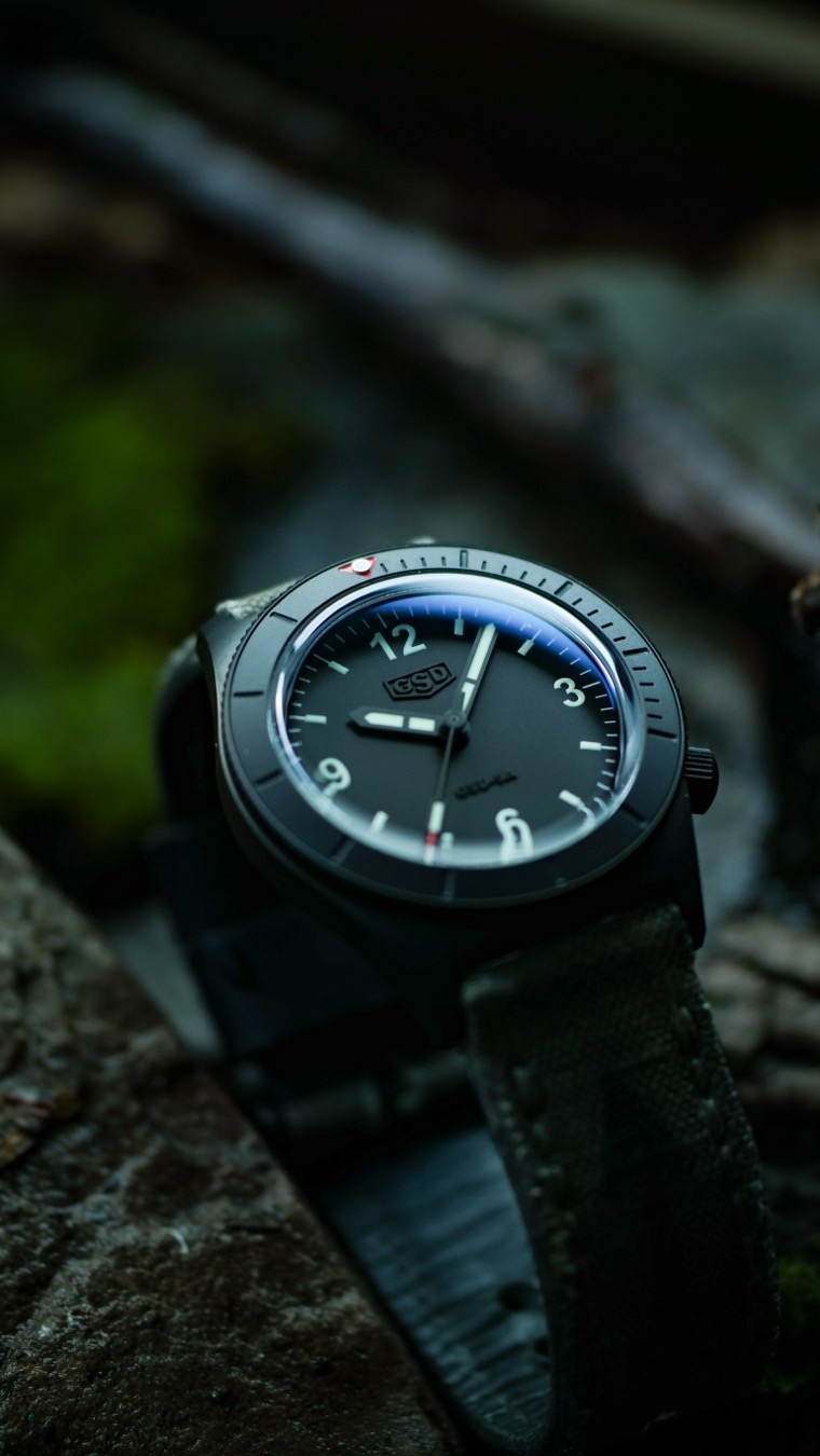 Monday battles have commenced! Wristed and ready with the GSD 5 series!

The Greg Stevens Design (GSD) 5 Series PVD is superior to the PVD Resco Patriot due to its premium Swiss automatic movement, higher water resistance, and unmatched custom-made strap options.While both brands share a rugged, independent American watchmaking spirit, the GSD 5 Series outclasses the quartz Resco Patriot in several critical categories.

1. Mechanical Sophistication vs. Basic Quartz
* GSD 5 Series: Powered by the robust, high-beat Swiss Sellita SW200-1 automatic mechanical movement. It delivers a sweeping seconds hand and high-end horological longevity.
* Resco Patriot: Operates on a standard Swiss quartz movement. While highly accurate, it lacks the soul, complexity, and long-term enthusiast value of an automatic caliber.

2. Dive Capabilities and Dimensions
* Water Resistance: The GSD 5 Series offers a 300-meter depth rating, outperforming the Patriot’s 200-meter limit.
* Wearability: GSD achieves this deeper water resistance while keeping the case remarkably slim at 12mm thickness (12.8mm including the domed crystal). The Patriot has a bulkier profile on the wrist.
* Crystal Aesthetics: The GSD features a beautifully shaped, dramatic domed sapphire crystal that provides stunning visual distortion and vintage character.

3. Ultimate Strap Heritage
* GSD Edge: Greg Stevens is a legendary custom leather artisan who has been crafting premier straps since the mid-2000s. Buying a GSD 5 Series means getting an elite, tailored strap, such as American Horween Dublin, Swedish Gustav, or vintage ammo pouch leather.
* Resco Edge: Resco watches generally ship with basic utility nylon NATOs or stock rubber straps.

4. Better Value for the Money
* Pricing Structure: The PVD Resco Patriot quartz sits well over $1,000.
* The Verdict: The GSD 5 Series delivers a true “workshop piece” mentality with cleaner “phantom” stealth dial branding, a superior Swiss automatic heart, and bespoke leatherwork for an overall better enthusiast package.

Hope you all survive Monday!
#flecto #fieldwatch #watchoftheday #watchdaily #moodywatchshots