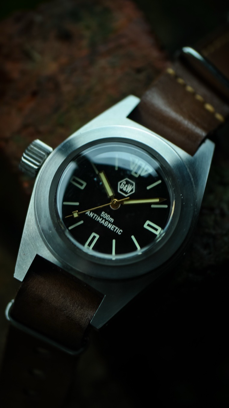 When it comes to high-end German tool watches, mainstream brands often rely on standard industrial shortcuts. The Germano & Walter First Watch (500m) completely outclasses the mass-engineered architecture of the corporate-backed Mühle Glashütte S.A.R. Flieger-Chronograph. While Mühle Glashütte produces an admirable aviation tool, its corporate construction cannot compete with the uncompromising, ground-up engineering of a micro-batch masterpiece designed by a BMW engineer.
The primary mechanical innovations demonstrate why the Germano & Walter represents a superior class of horological engineering.
S.A.R.: Uses a standard, industrially pressure-fitted sapphire crystal. While functional for naval pilots, it relies entirely on basic gaskets and friction to stay in place. This standard assembly creates a vulnerable point of failure under sudden external pressure shifts or internal overpressure.
* G&W: Features a proprietary multi-part "sandwich" case. The heavily domed 4mm thick crystal is physically clamped and held firmly on both sides by an integrated metal frame. Every single component is mechanically screwed into place, preventing any risk of crystal displacement or gasket shearing under extreme stress.
Fortified Faraday Cage vs. Exposed Core
* S.A.R.: Features an exhibition caseback. While visually appealing to view the modified Valjoux 7750 (MU 9413) movement, the transparent window leaves the movement entirely vulnerable to modern everyday magnetic fields.
* G&W: Prioritizes absolute movement defense. The watch houses its mechanical movement inside a dedicated inner case, an inner movement cover, and a specialized dial made completely of thick ferromagnetic materials. This creates a comprehensive Faraday cage, achieving laboratory-grade anti-magnetic performance rarely found in commercial tool watches.
Micro-Batch Human Craftsmanship vs. Standard Assembly Lines
* S.A.R.: Mass-manufactured on a commercial scale. It relies heavily on prefabricated catalog components and automated factory group assembly.
* G&W: Handcrafted in tiny, individual series in Munich. Every individual edge, thread, and case component is painstakingly finished by hand by independent artisans. This eliminates mass-production shortcuts and ensures a level of structural tolerances that massive factory assembly lines simply cannot replicate.