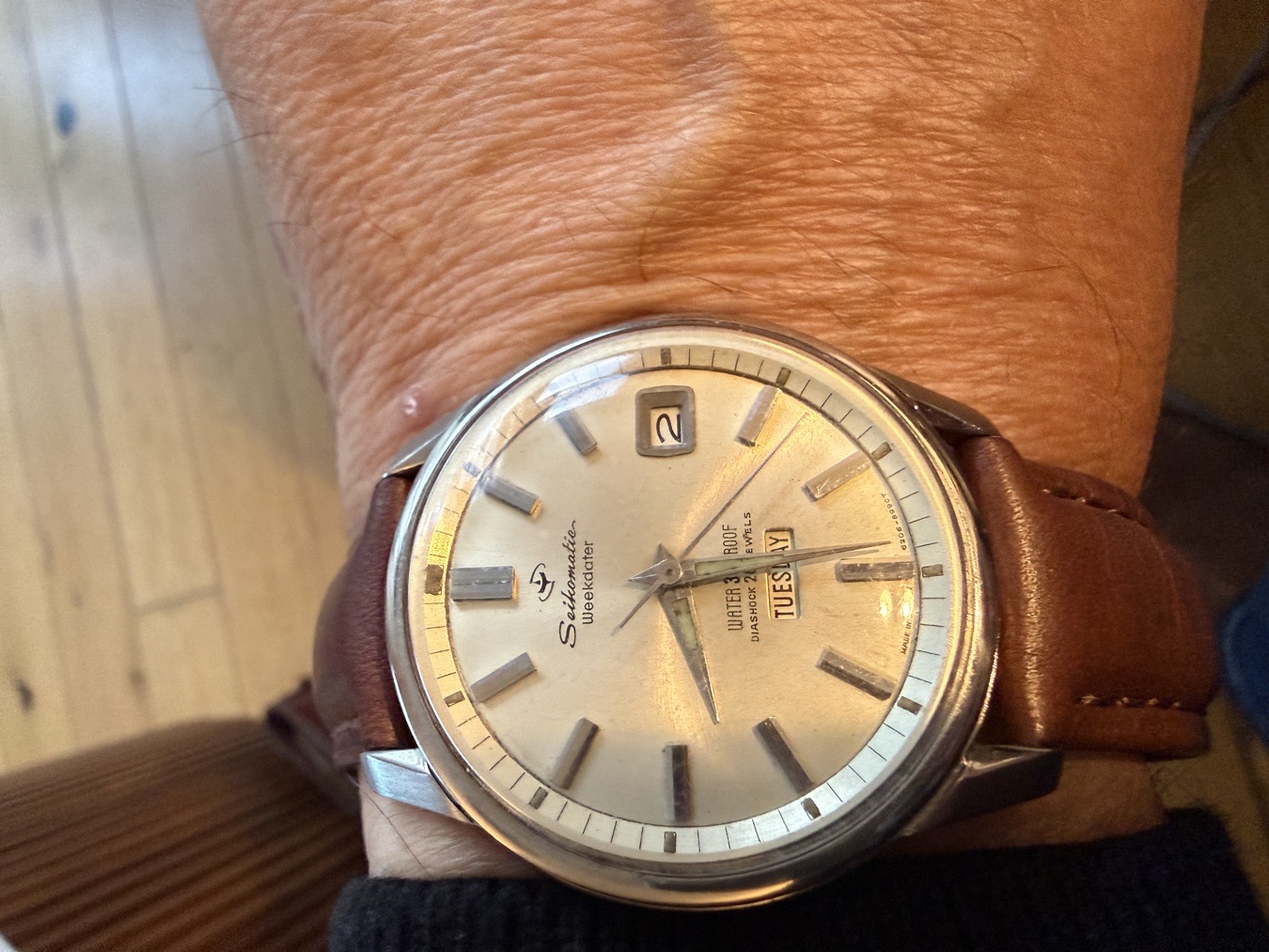 Feeling a little in the watch doldrums at the moment, so I’ve turned to not my expensive, my favourite watch. I call her Helen Mirren, classy, understated, confident, older lady. 1964 Seiko WeekDater