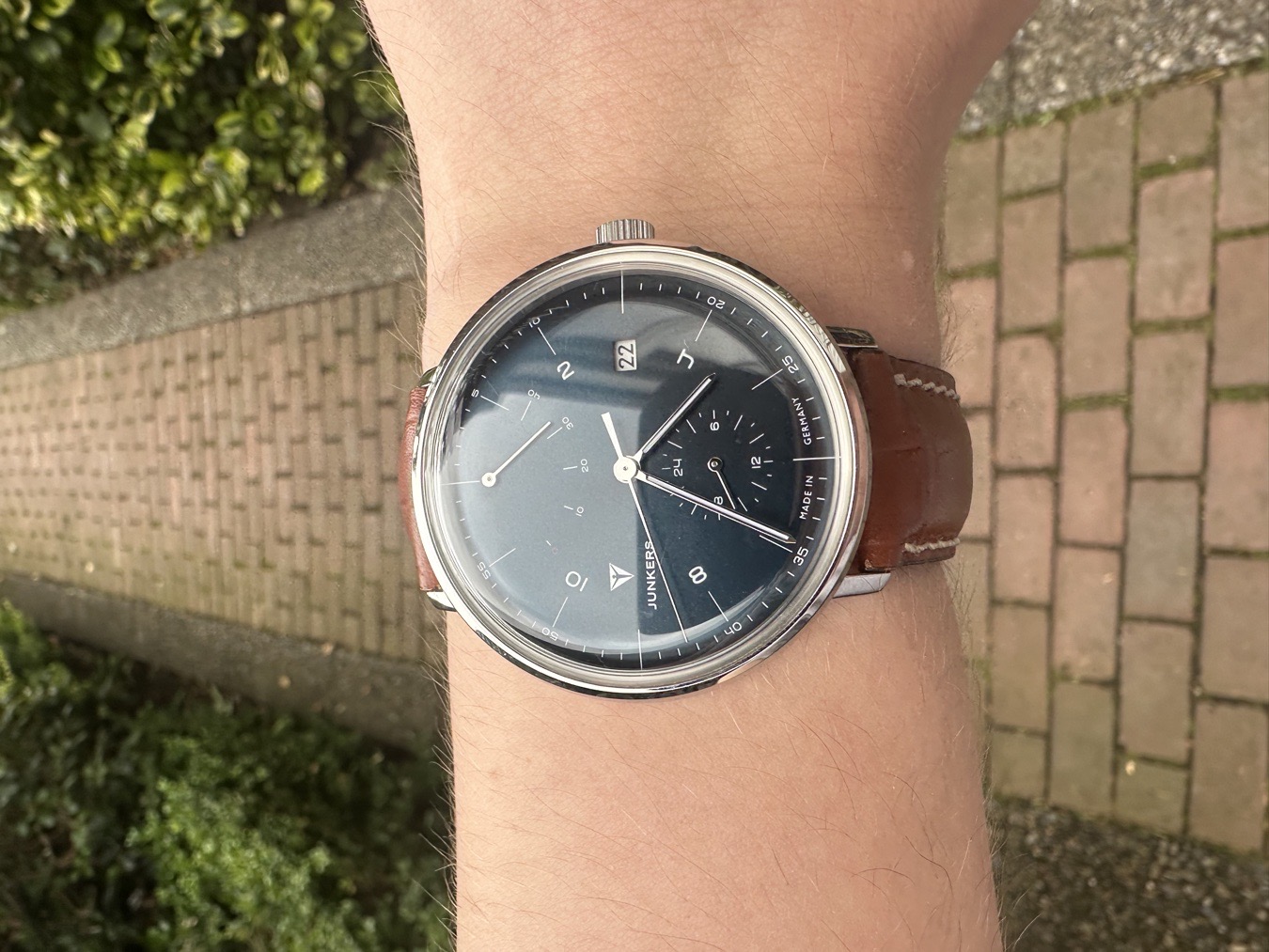 The Junkers Bauhaus Power reserve is a lesser known watch from german microbrand Junkers. Formerly under the Zeppelin/PointTec umbrella, the brand has gained independence and operated as an independent microbrand since 2018. While the watch does not excell in craftsmanship or components, it is still a lovely german design worth sharing :)