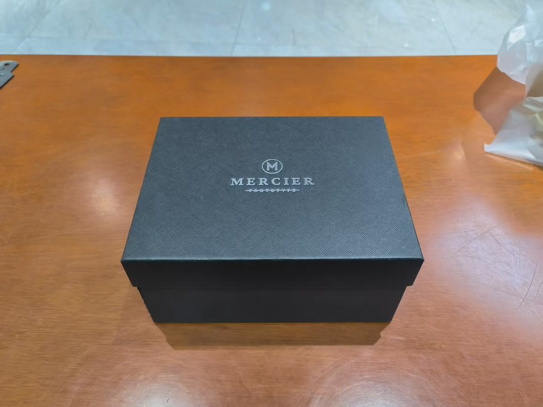 The box is coming together. Green lacquer outside, green velvet inside, and a Mercier Prototype mark on the lid. Early sample from the factory, so details may still change.
Watch goes in, lid closes, nothing rattles. That's the whole brief.
#microbrandwatch #watchfam #watchbox #automaticwatch #veteranowned #mercierprototype