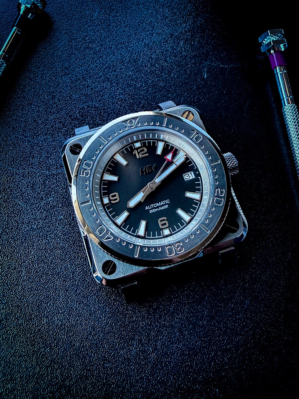 New H5+ build in gun metal grey fresh off the bench π
~42mm Stainless Square case
~22mm lugs
~Sapphire crystal front & back
~NH35A automatic movement
Now it just needs the right strap π€
#squarewatch #buildit #watchnerd #freetime