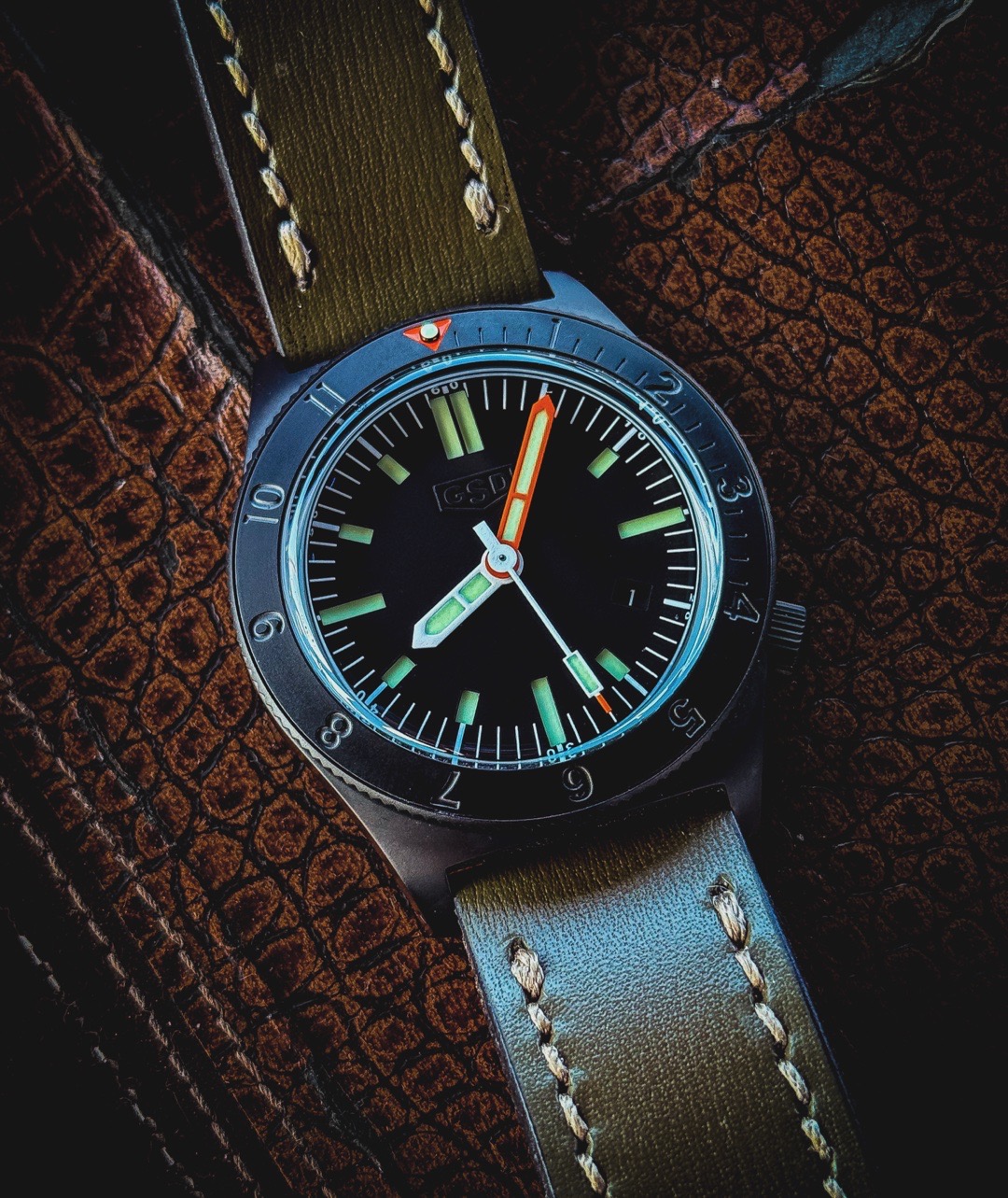 A little glow from the Tuesday morning sunrise 🌅 

GSD Series 6 PVD

#lume #sunrise #watchaddict #watchfam #watchoftheday 

@gregstevensdesign